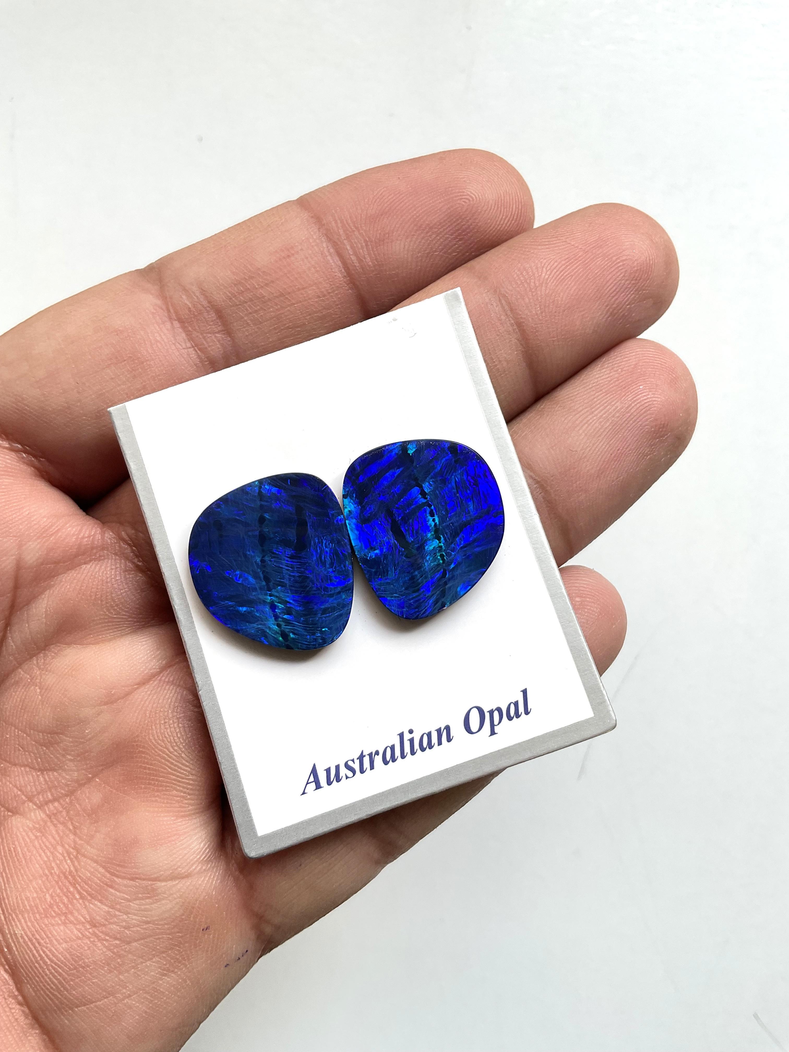 14.00 Carats Australian Opal Pair Royal Blue Flash play of Color Stone Gemstone (paire d'opales australiennes bleu royal) en vente 1