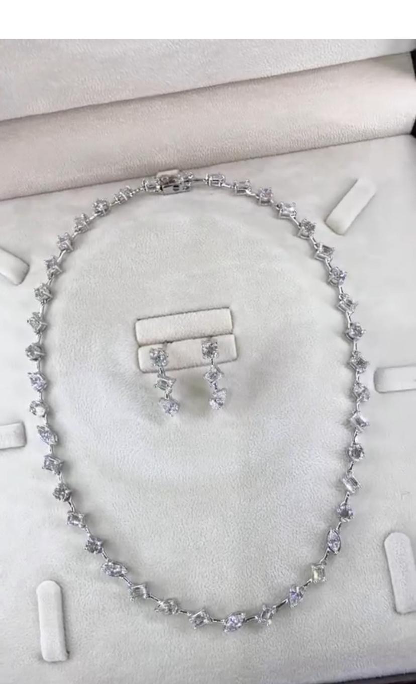 Una squisita parure di Eleg completa di collana e orecchini dal design contemporaneo, dallo stile elegante e raffinato.
Eleva la tua bellezza senza tempo e aggiungi un tocco di raffinatezza e classe al tuo look.
Una magnifica parure, completa di