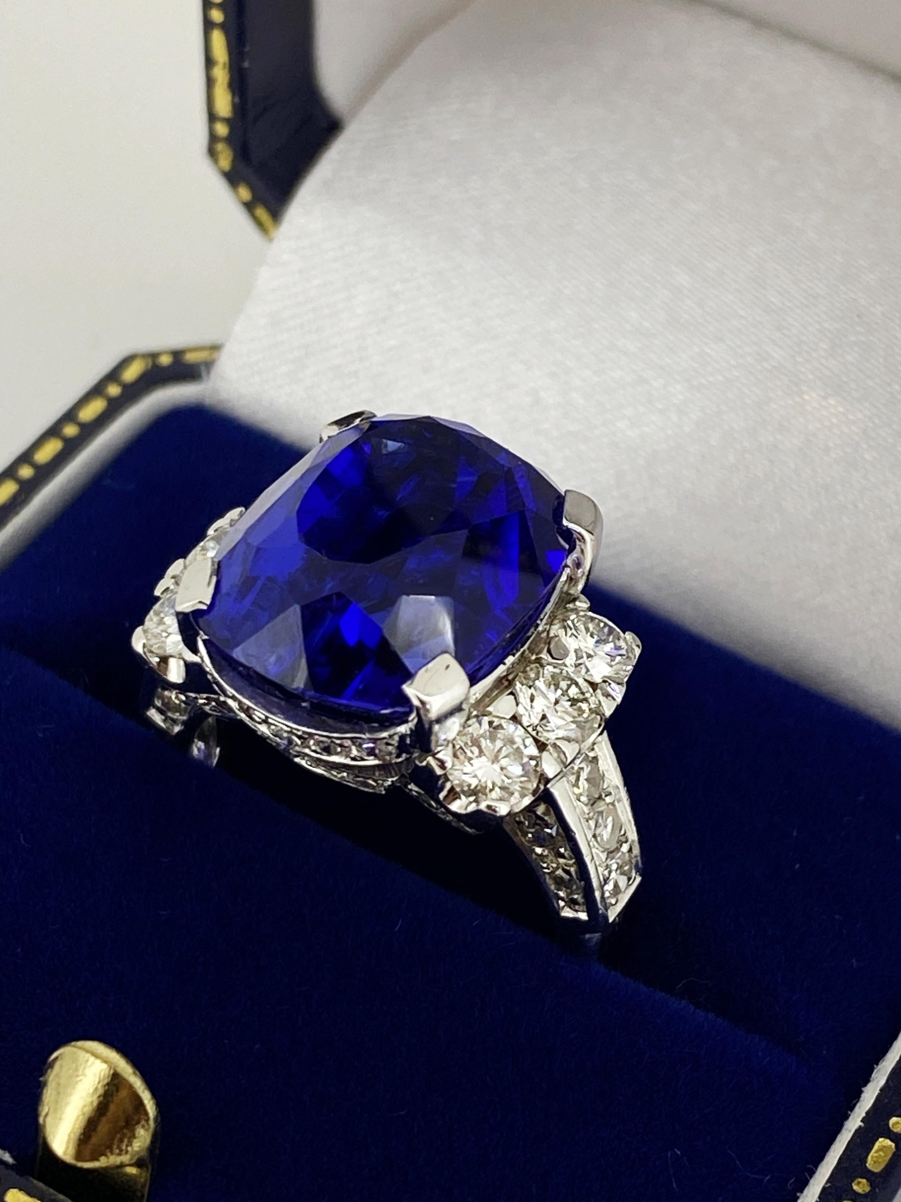 Este magnífico anillo de cóctel presenta 
una impresionante tanzanita natural de soberbio color azul vivo - 
que es el tipo de tanzanita más deseable y valioso, 
que representan menos del 1% de la producción mundial. 

Esta espléndida joya tiene un