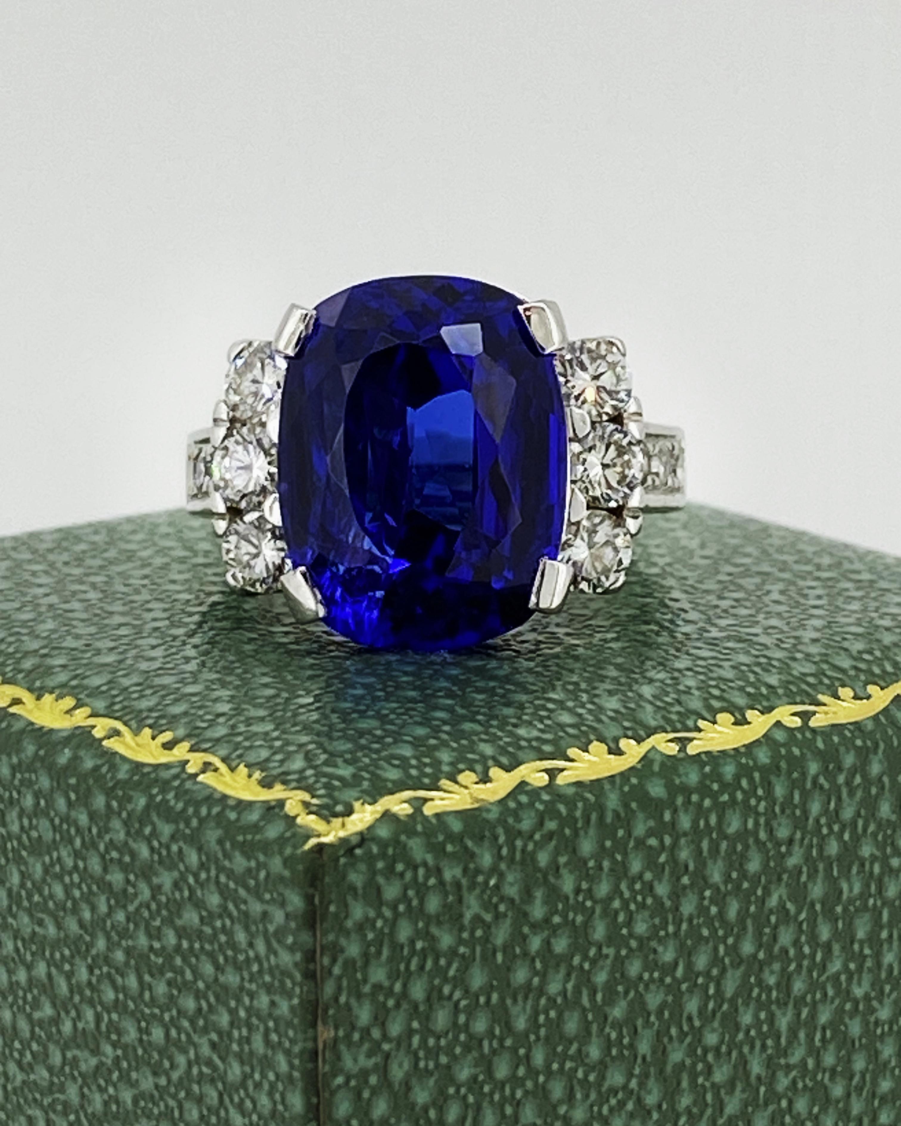 Anillo de cóctel de oro de 18 quilates con tanzanita natural (certificada) azul intenso de 14,00 ct. Retro en venta