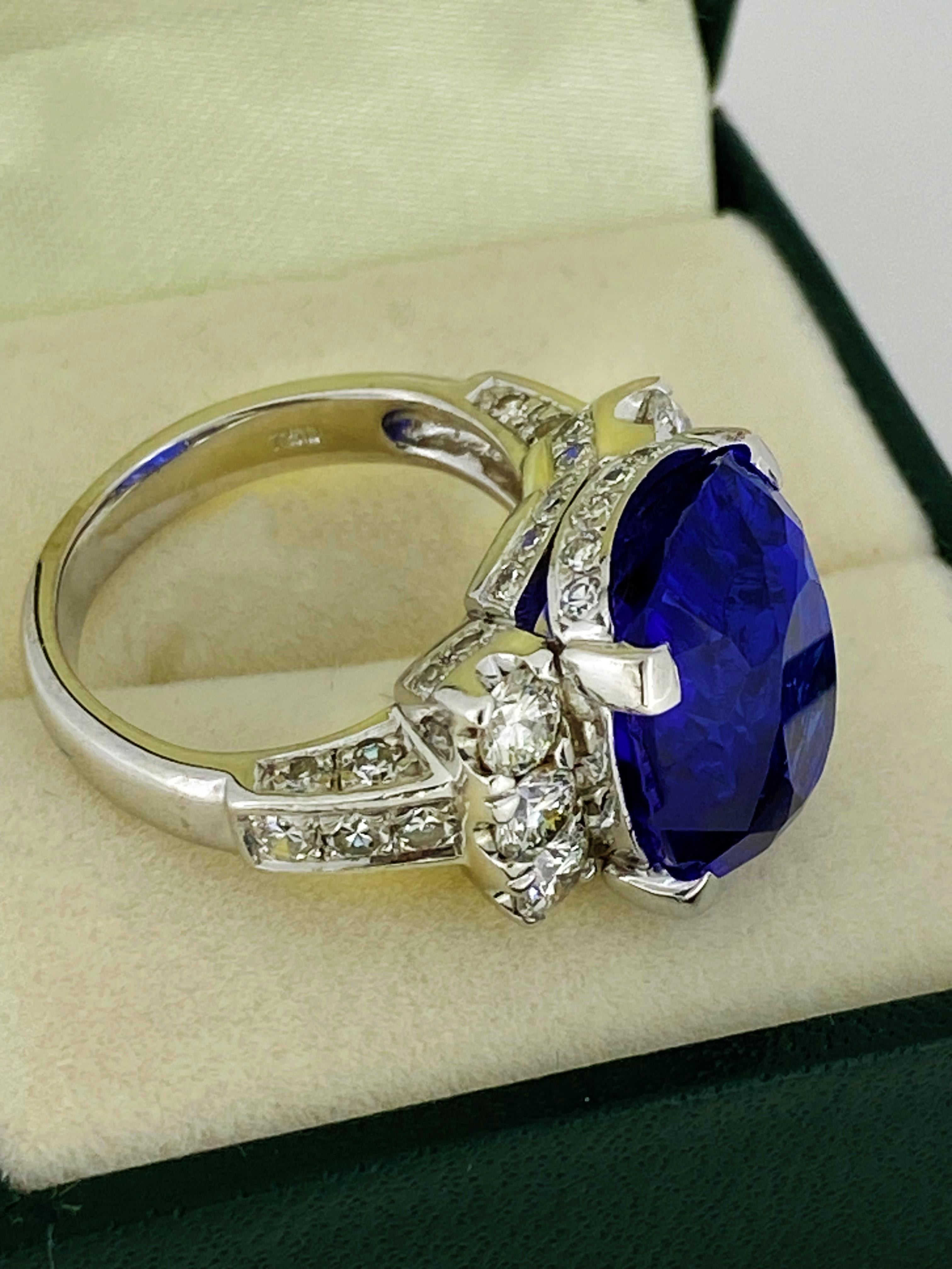 Anillo de cóctel de oro de 18 quilates con tanzanita natural (certificada) azul intenso de 14,00 ct. Corte cojín en venta