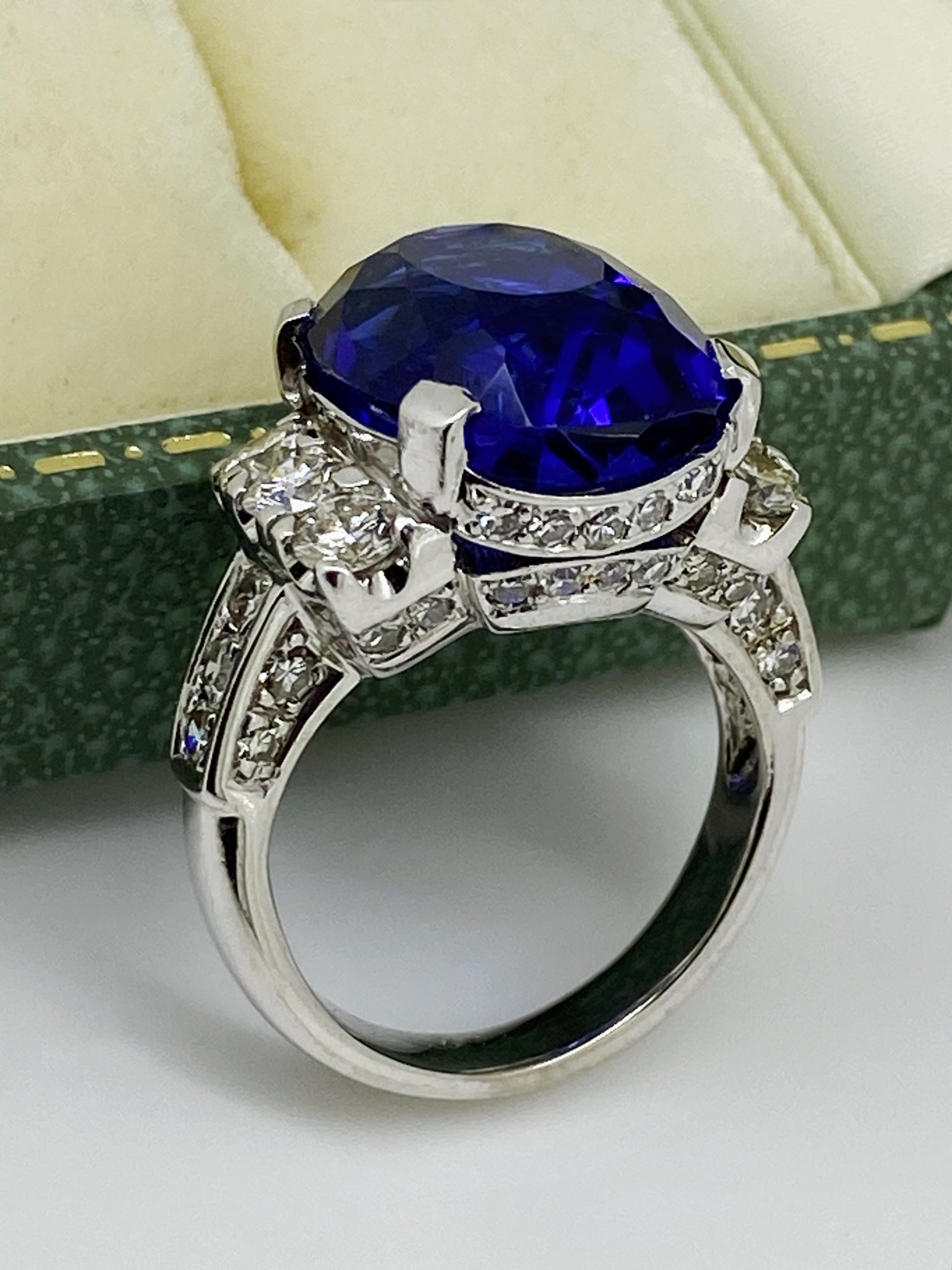 Anillo de cóctel de oro de 18 quilates con tanzanita natural (certificada) azul intenso de 14,00 ct. en Excelente estado para la venta en MELBOURNE, AU