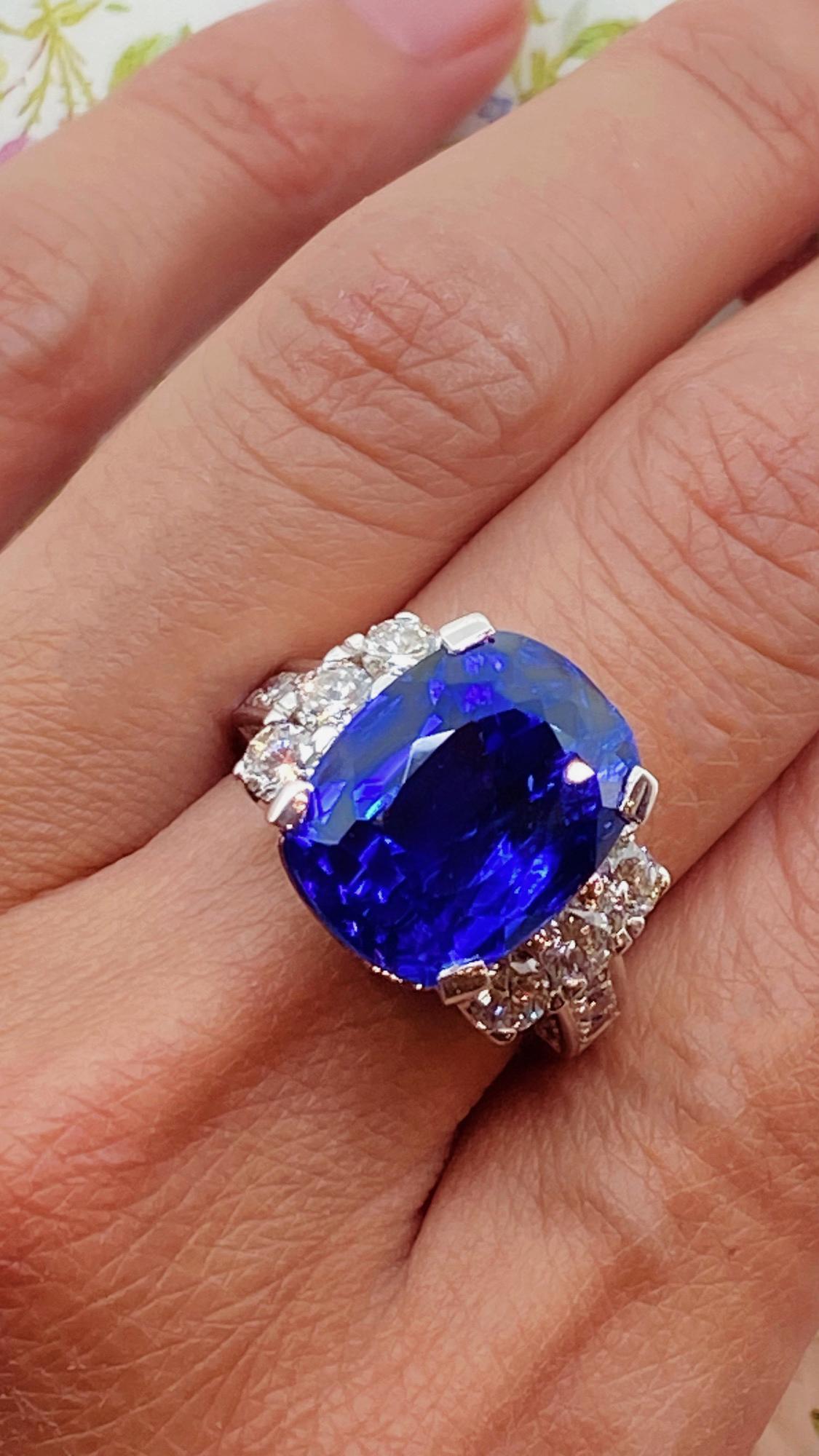 Anillo de cóctel de oro de 18 quilates con tanzanita natural (certificada) azul intenso de 14,00 ct. en venta 1