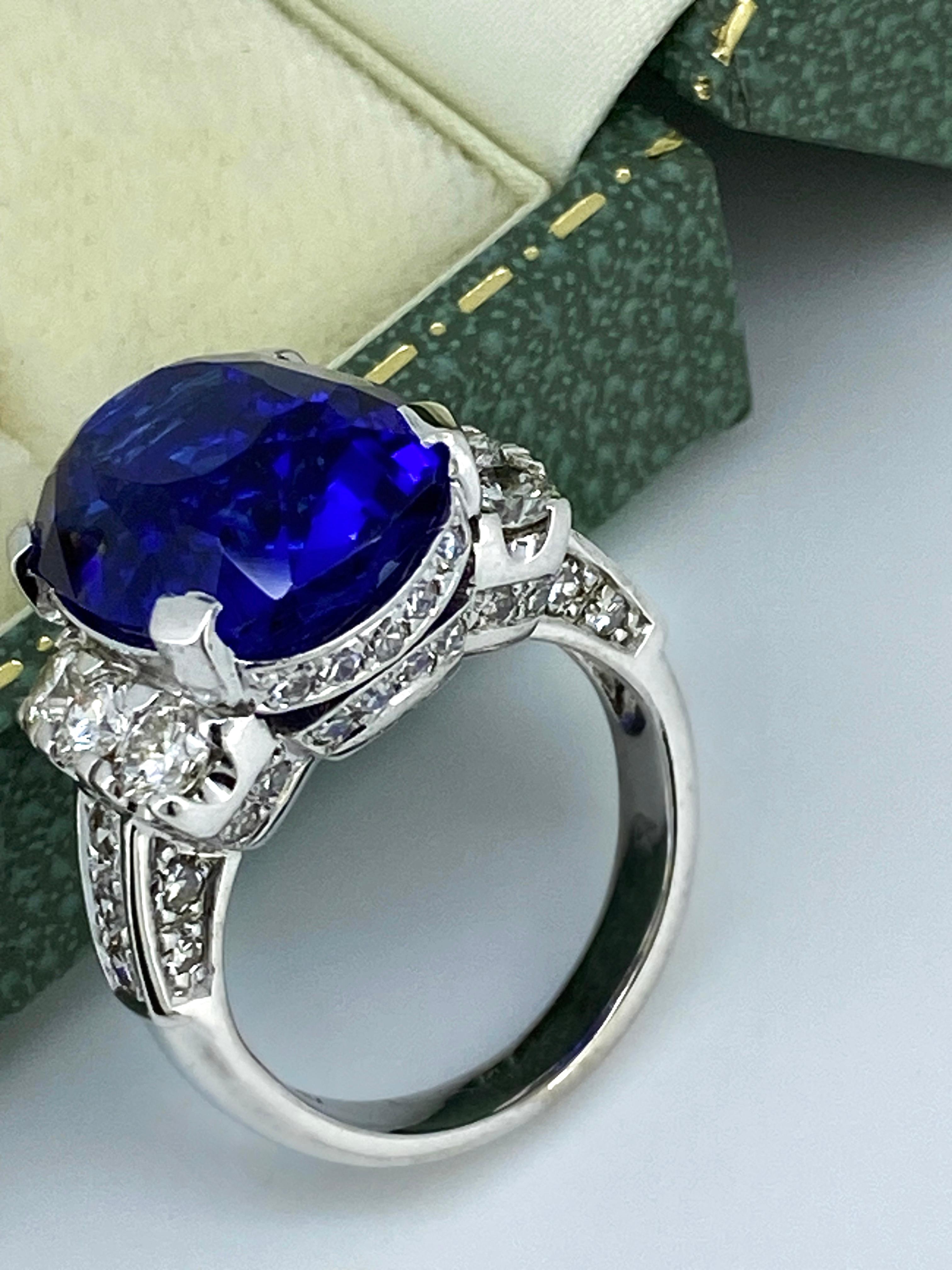 Anillo de cóctel de oro de 18 quilates con tanzanita natural (certificada) azul intenso de 14,00 ct. en venta 2