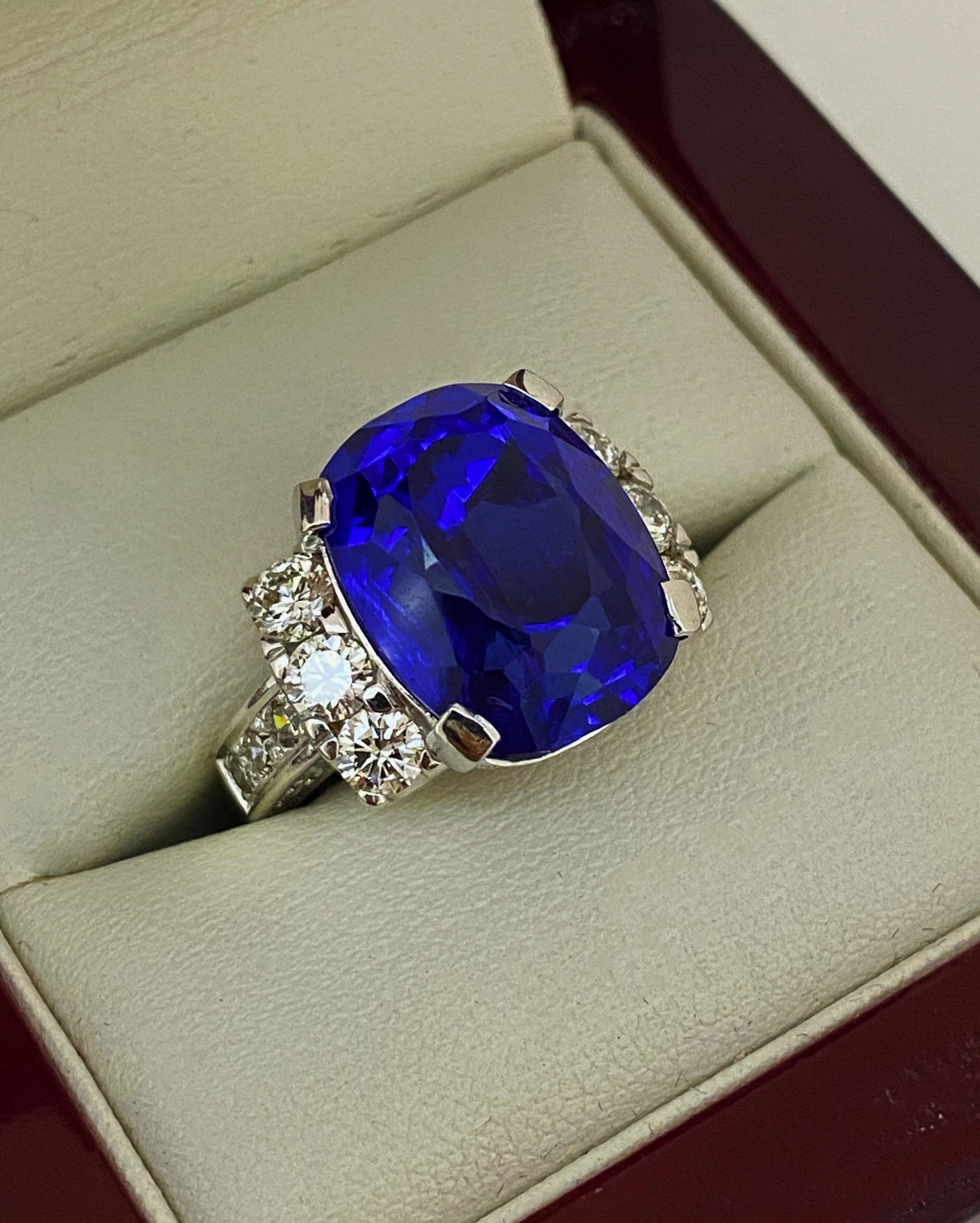 Anillo de cóctel de oro de 18 quilates con tanzanita natural (certificada) azul intenso de 14,00 ct. en venta 3