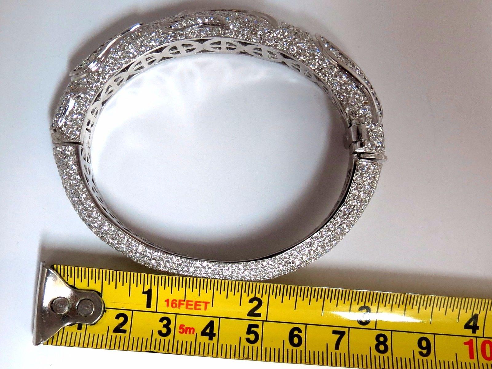 Bracelet jonc d'éternité 18 carats incrusté de diamants naturels de 14,02 carats en vente 7