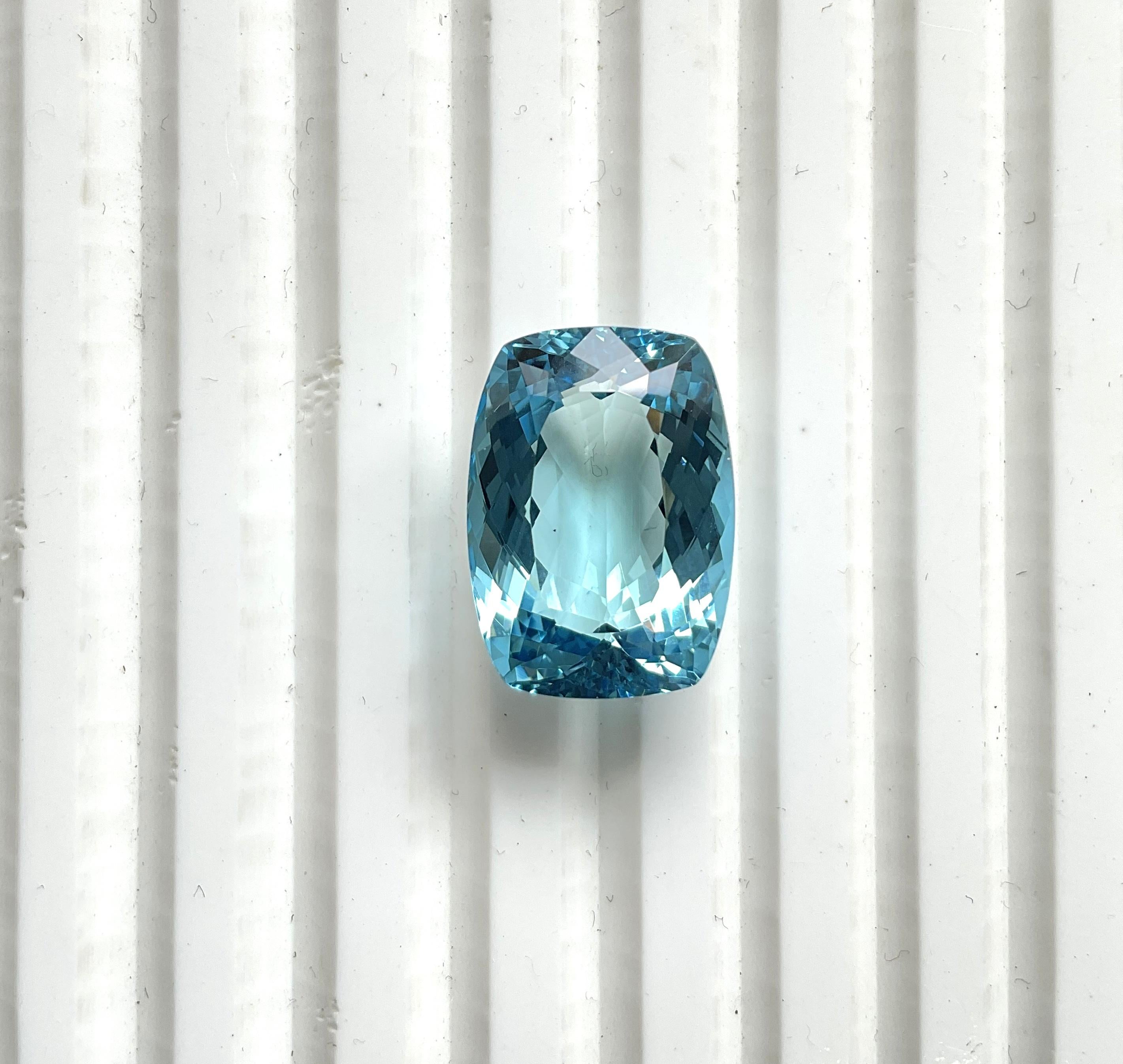 Cushion Cut 14.03 carats top quality aquamarine cushion cut stone for jewelry natural gem For Sale