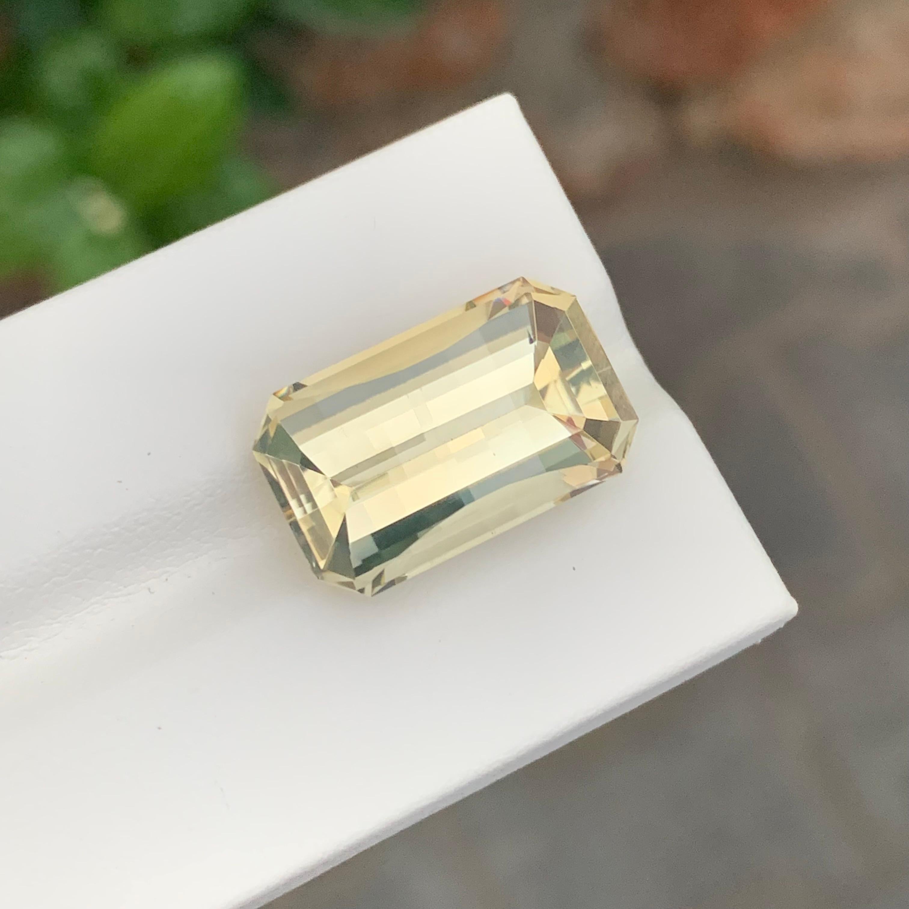 Taille émeraude Pierre précieuse naturelle jaune non sertie de 14.05 carats, taille pixelisée en vente