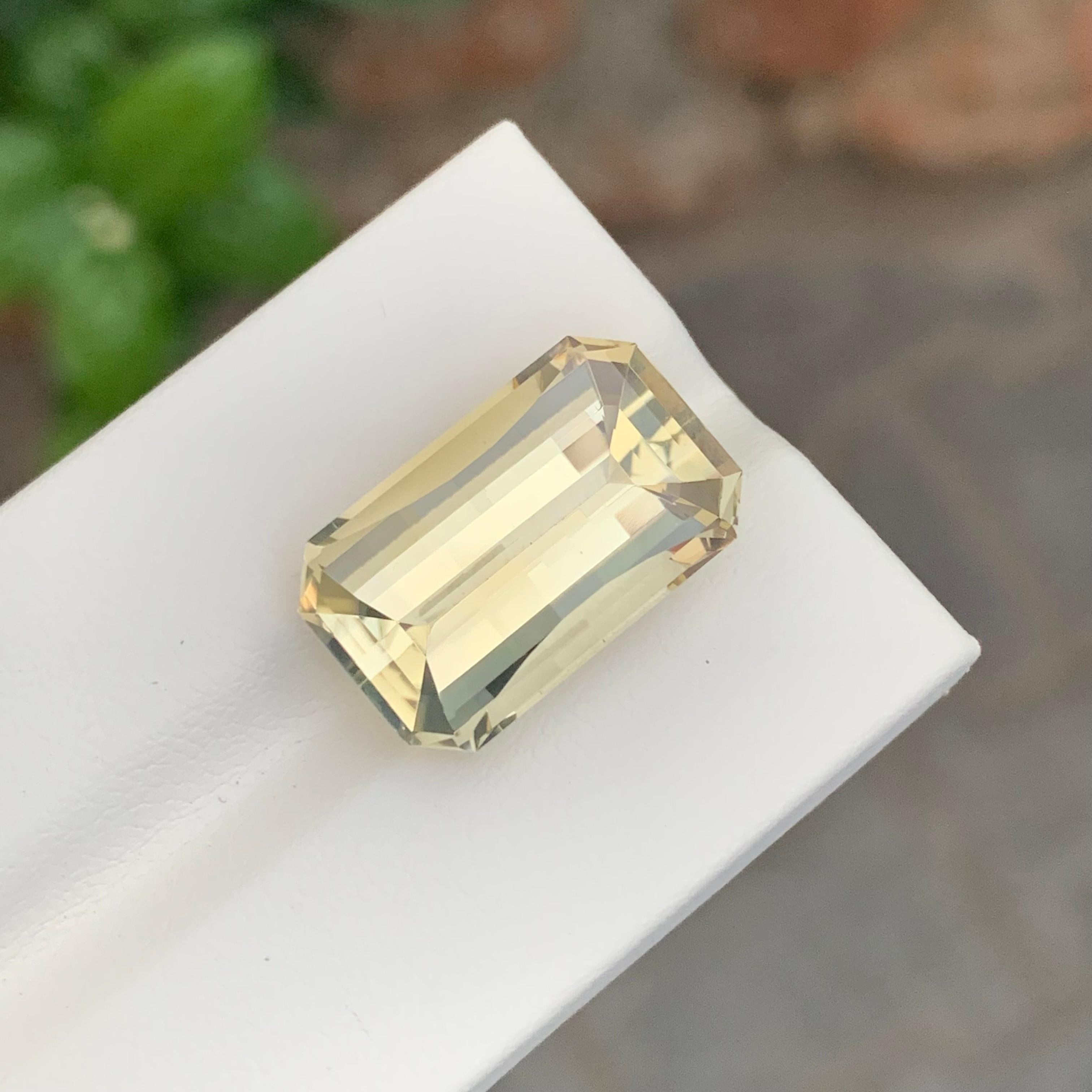 Pierre précieuse naturelle jaune non sertie de 14.05 carats, taille pixelisée Neuf - En vente à Peshawar, PK