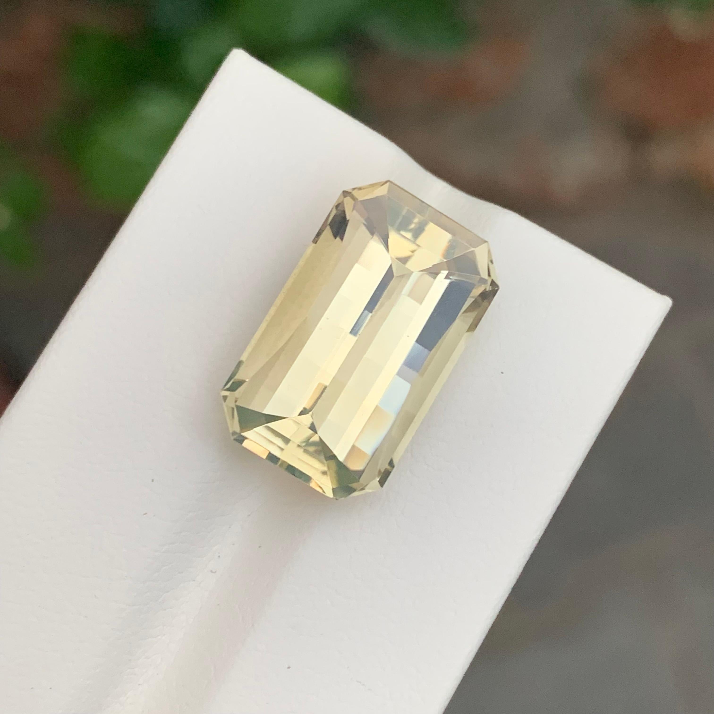 Pierre précieuse naturelle jaune non sertie de 14.05 carats, taille pixelisée Unisexe en vente