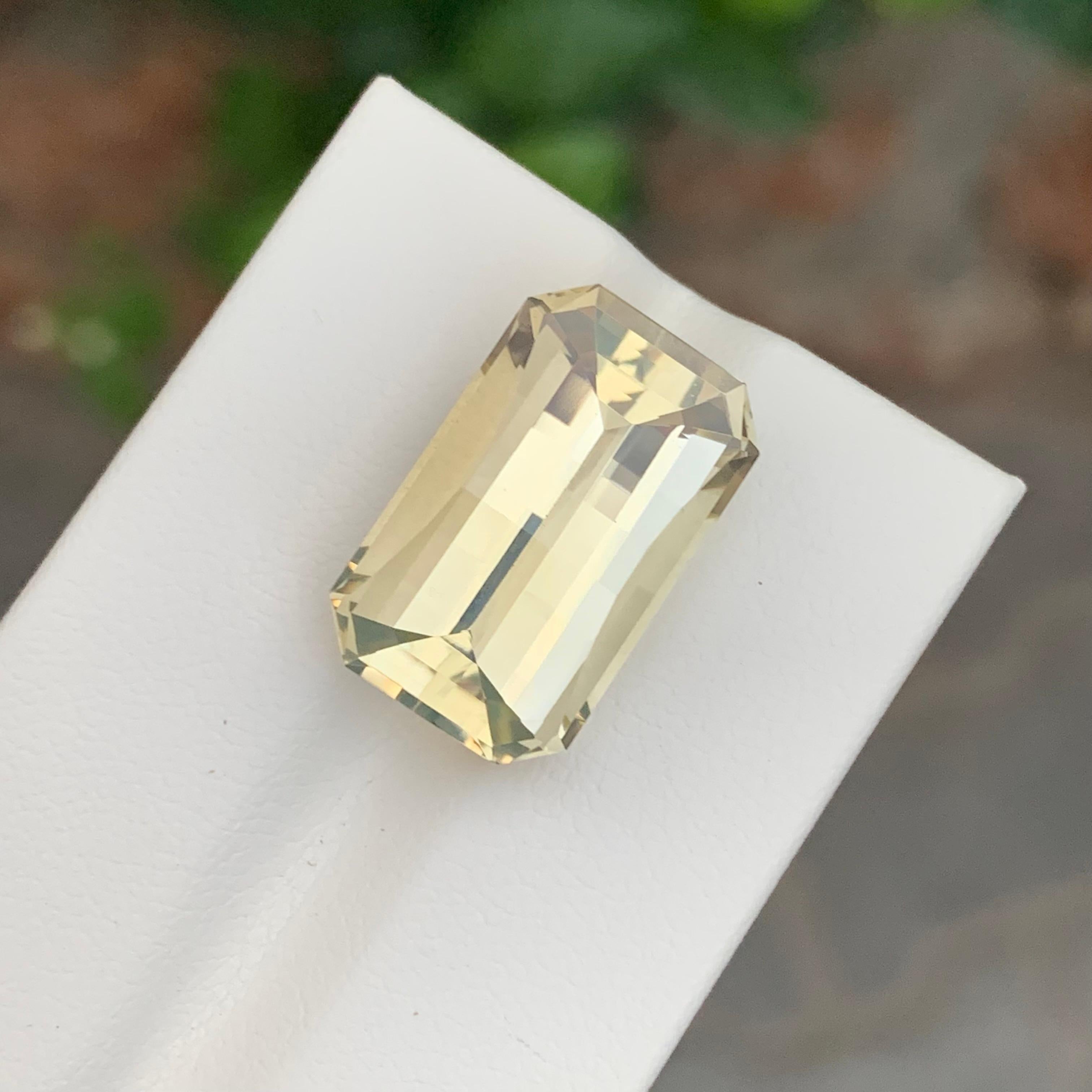 Pierre précieuse naturelle jaune non sertie de 14.05 carats, taille pixelisée en vente 1