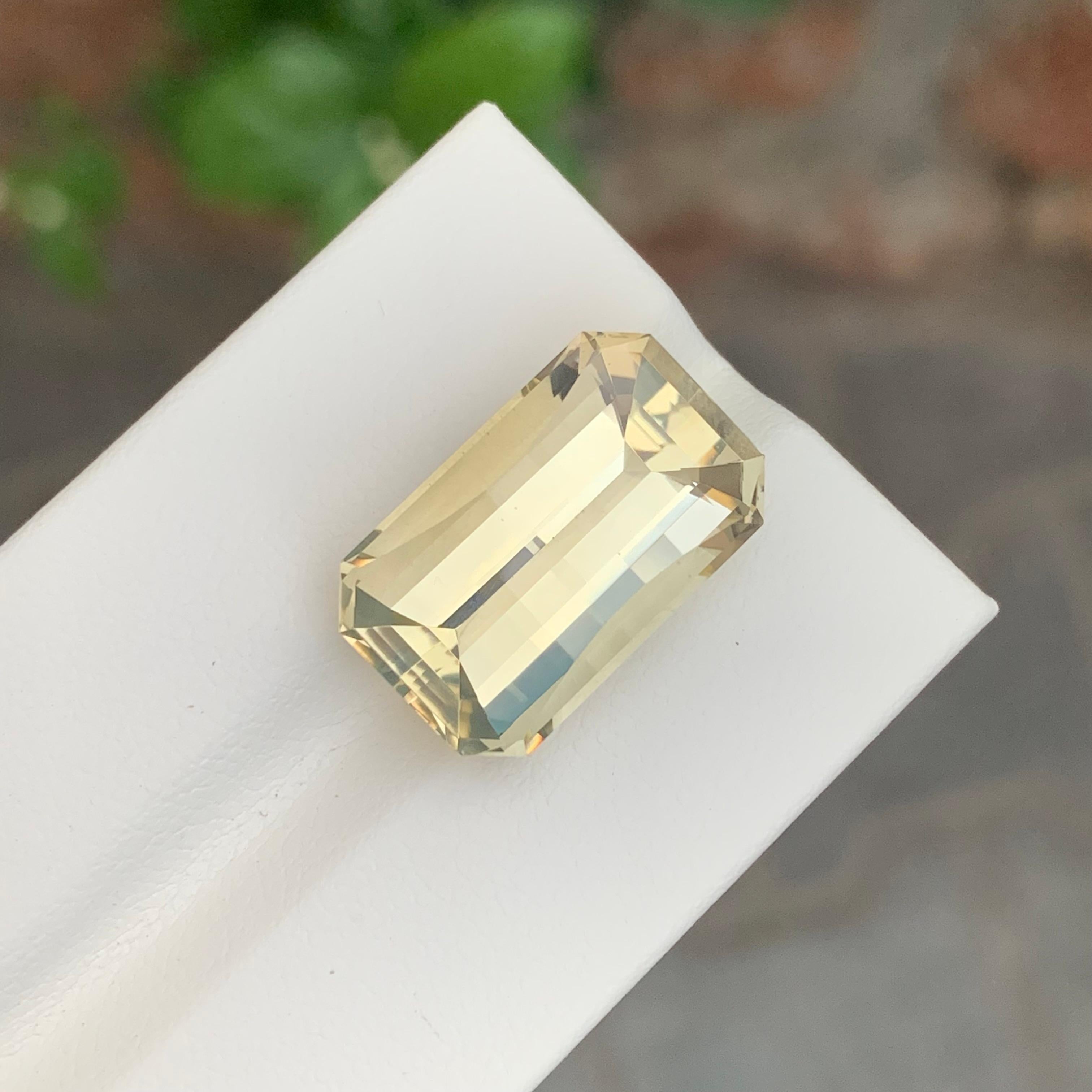 Pierre précieuse naturelle jaune non sertie de 14.05 carats, taille pixelisée en vente 2