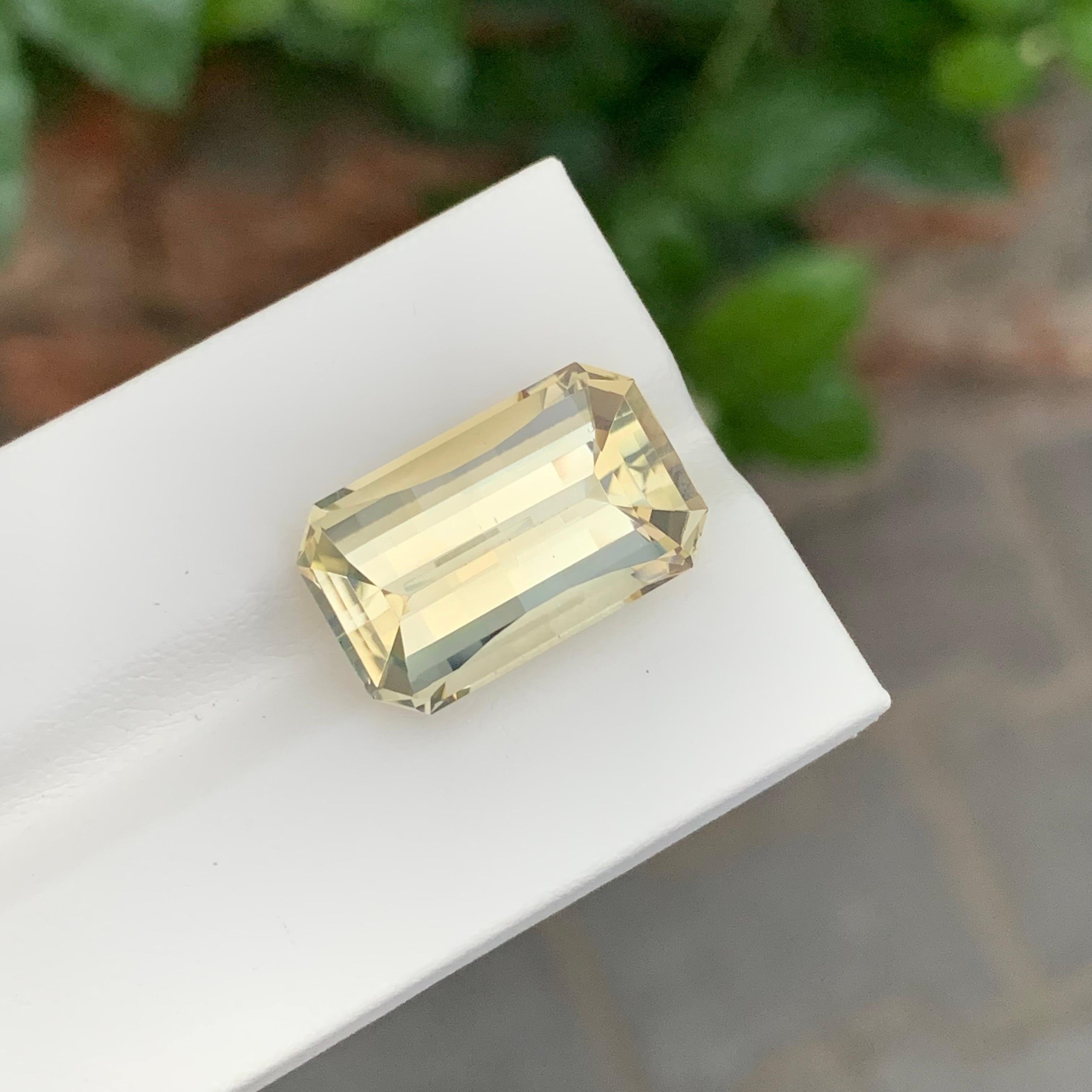 Pierre précieuse naturelle jaune non sertie de 14.05 carats, taille pixelisée en vente 3