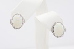 14,05 Karat Opal und Diamant-Tropfenohrringe aus 18 Karat Weißgold mit Halo-Baguette