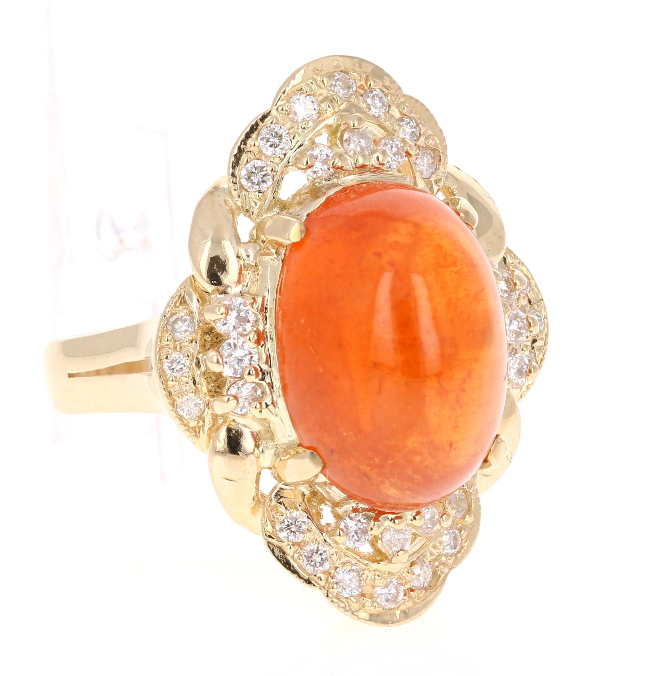 Cette magnifique bague est ornée d'une grande spessartine ovale Cabochon Carat qui pèse 13.49 carats, sertie au centre de la bague et entourée de 33 diamants ronds qui pèsent 0.56 carats. Le poids total en carats de la bague est de 14.05 carats.

La