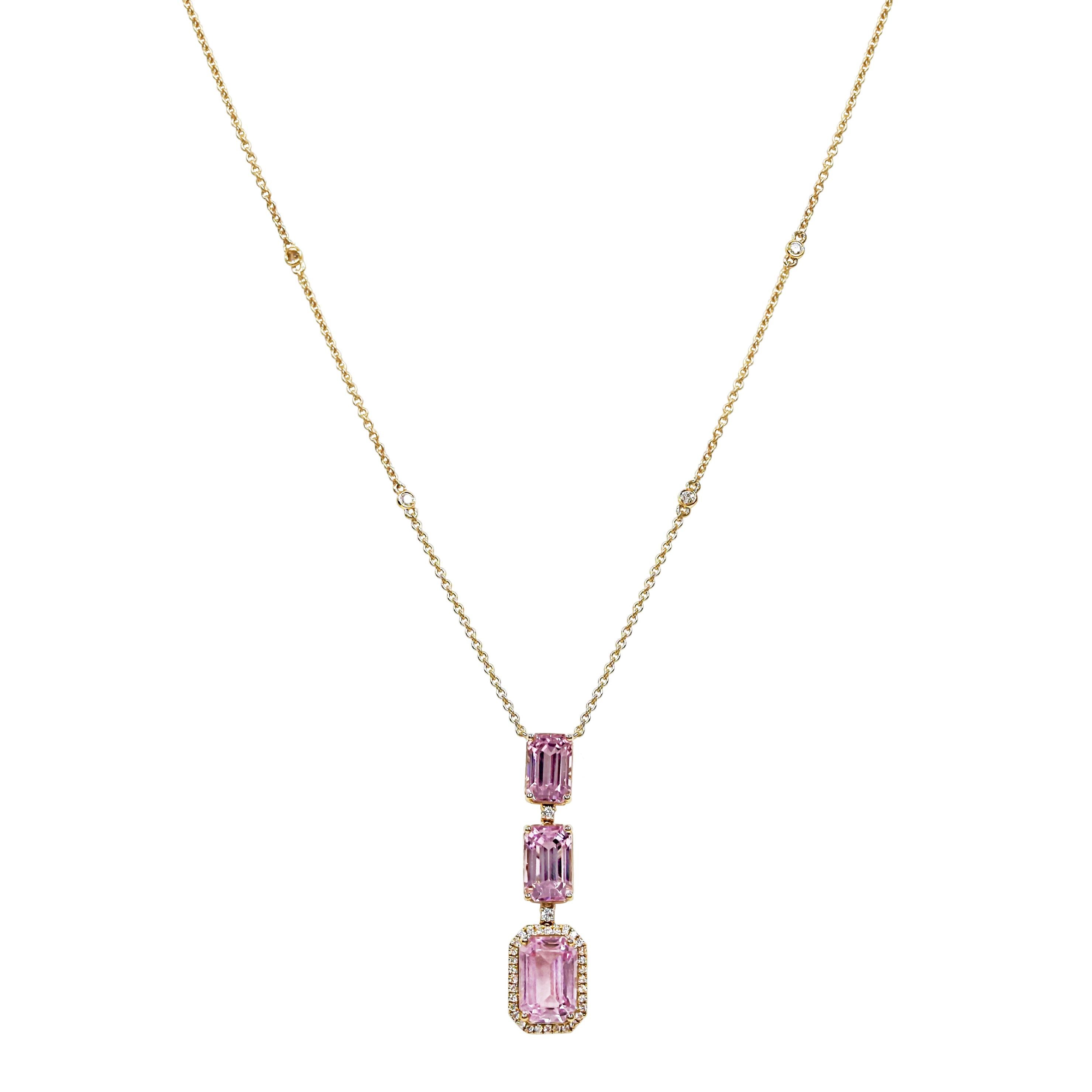 3 gemme di Kunzite: 13,64 Carati
38 Diamanti bianchi: 0,41 carati, taglio rotondo
Metallo: Oro giallo 18 carati, 8,80 grammi