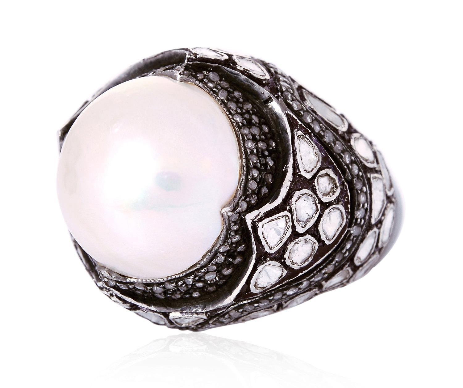 Dieser Ring wurde sorgfältig aus 18-karätigem Gold und Sterlingsilber mit geschwärztem Finish gefertigt. Handgefertigt aus 14,07 Karat Perlen und beleuchtet mit 2,68 Karat Diamanten im Rosenschliff. 

Der Ring hat die Größe 7 und kann auf Anfrage