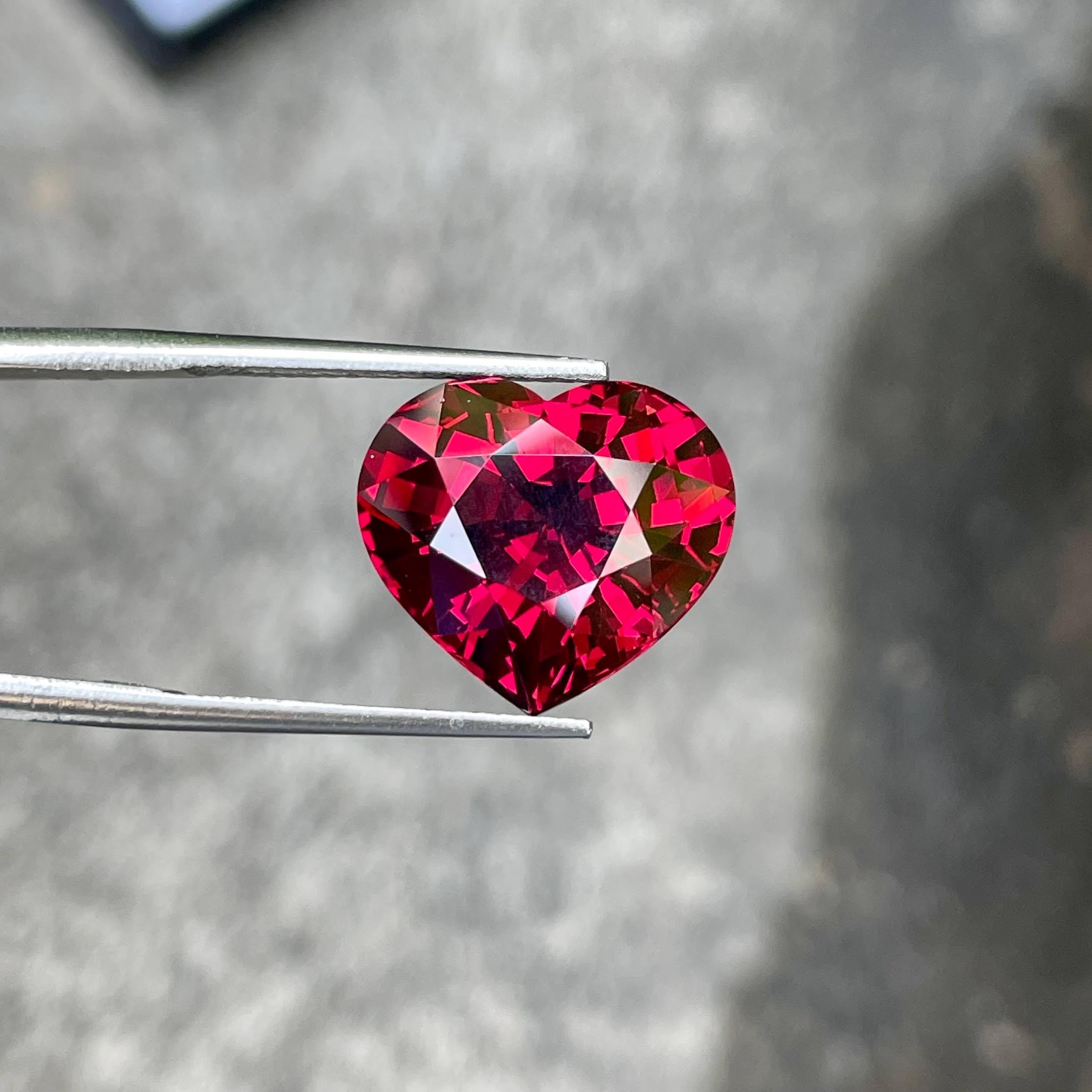 Modern 14.07 Carats Heart Shaped Red Loose Garnet Stone Natural Tanzanian Gemstone For Sale