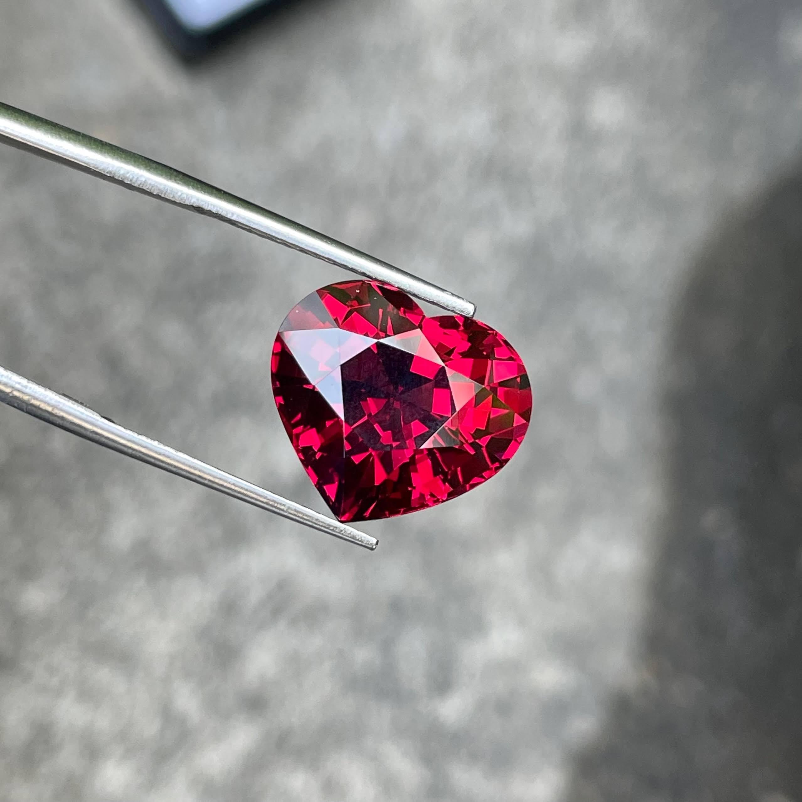 14.07 Carats Heart Shaped Red Loose Garnet Stone Natural Tanzanian Gemstone In New Condition For Sale In Bangkok, TH