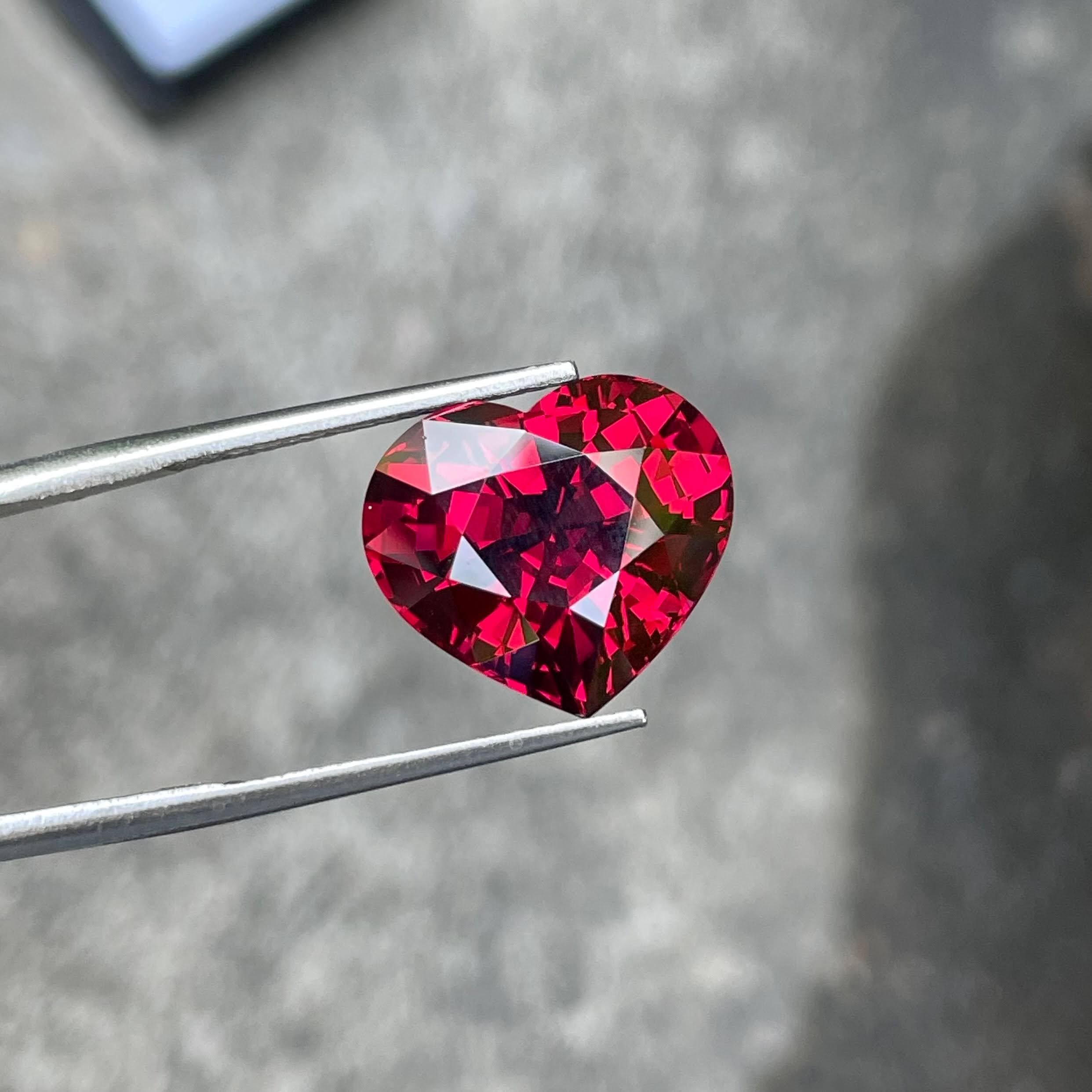 Women's or Men's 14.07 Carats Heart Shaped Red Loose Garnet Stone Natural Tanzanian Gemstone For Sale