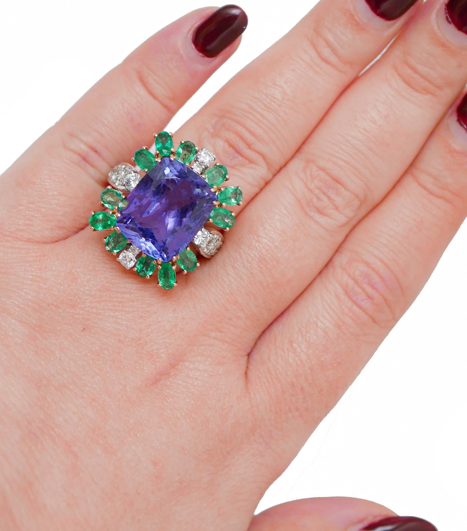14.07 Ct Tanzanite, Emeralds, Diamonds, 14 Karat White Gold and Rose Gold Ring. In Good Condition For Sale In Marcianise, Marcianise (CE)