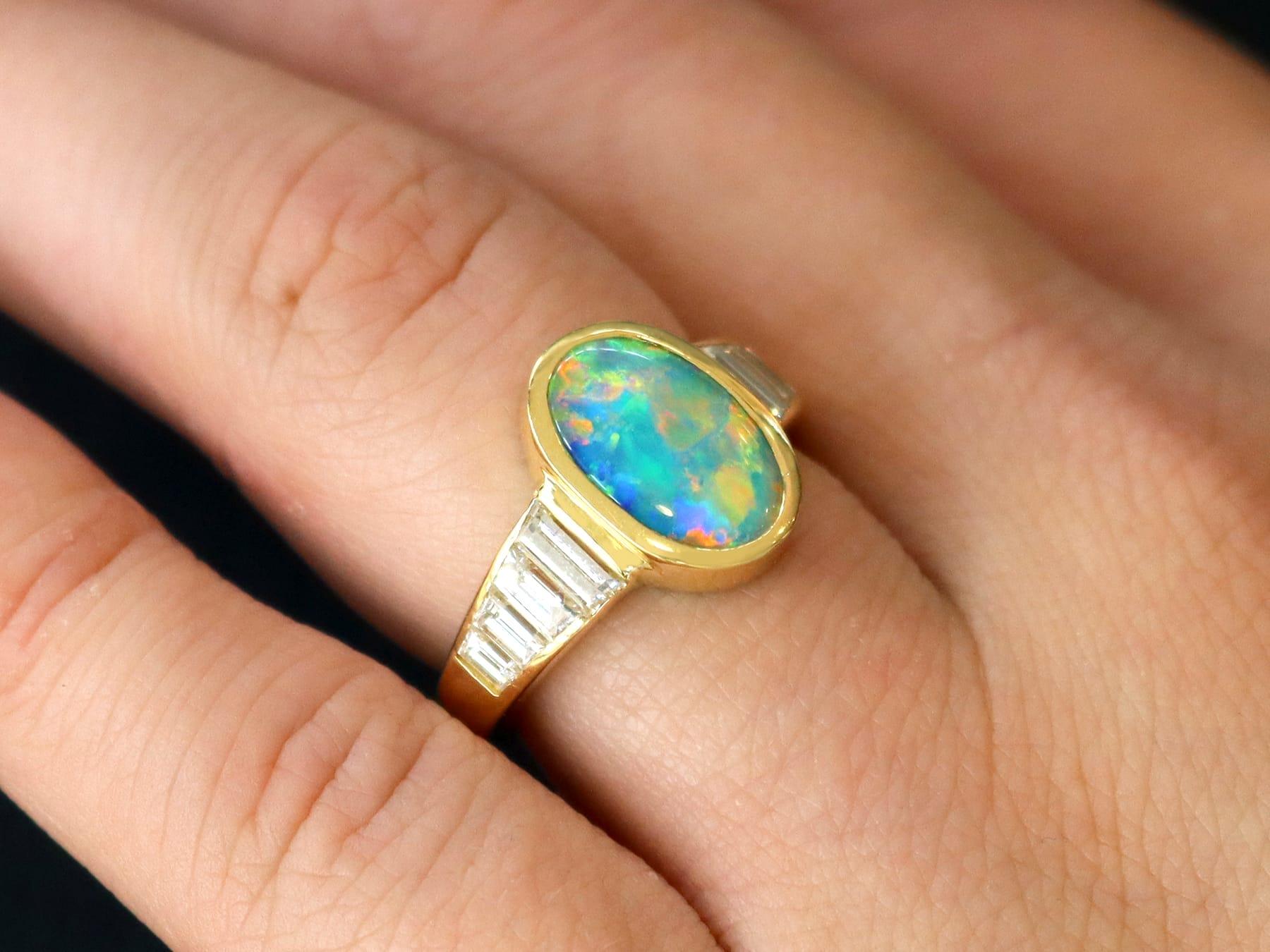 Une superbe bague vintage française en or jaune 18 carats, composée d'une opale de 1,40 carat et d'un diamant de 1,12 carat, fait partie de nos diverses collections de bijoux vintage.

Cette magnifique bague en or en forme d'opale taillée en
