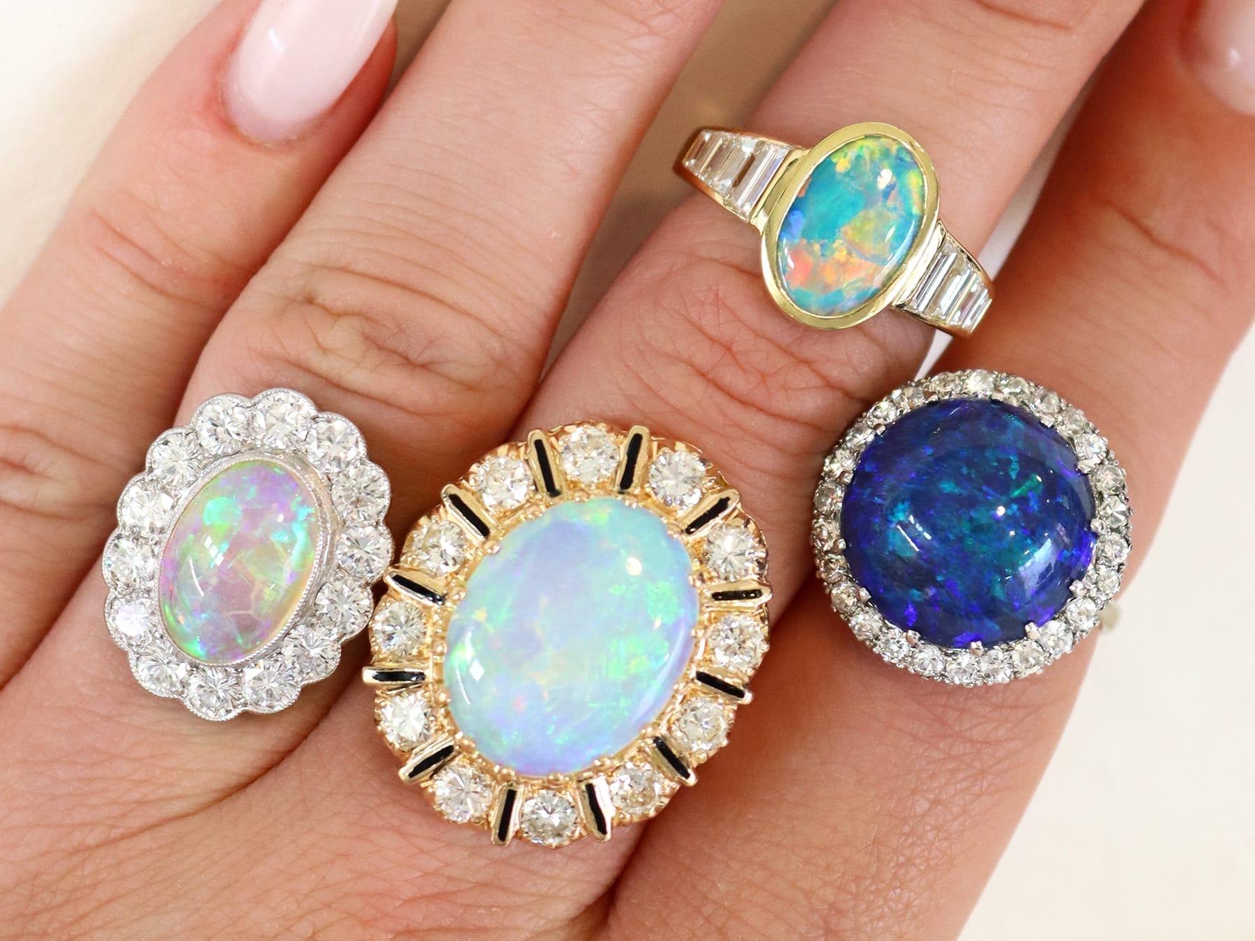 Taille baguette Bague cocktail en or jaune avec opale bleue cabochon de 1,40 carat et diamants de 1,12 carat en vente