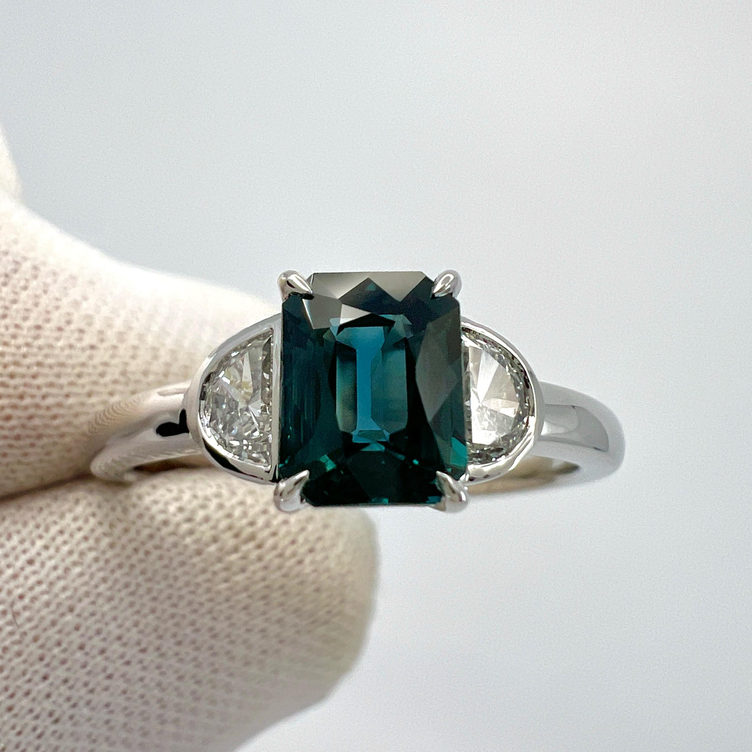 Natürliche Deep Blue Fancy Octagon Cut Saphir und Diamant 18k Weißgold Drei Stein  Ring. 1,40 Karat gesamt.

1,14 Karat zentraler Saphir mit einer feinen tief 'teal' blauen Farbe und ausgezeichneter Klarheit, ein sehr sauberer Stein. VVS Auch mit