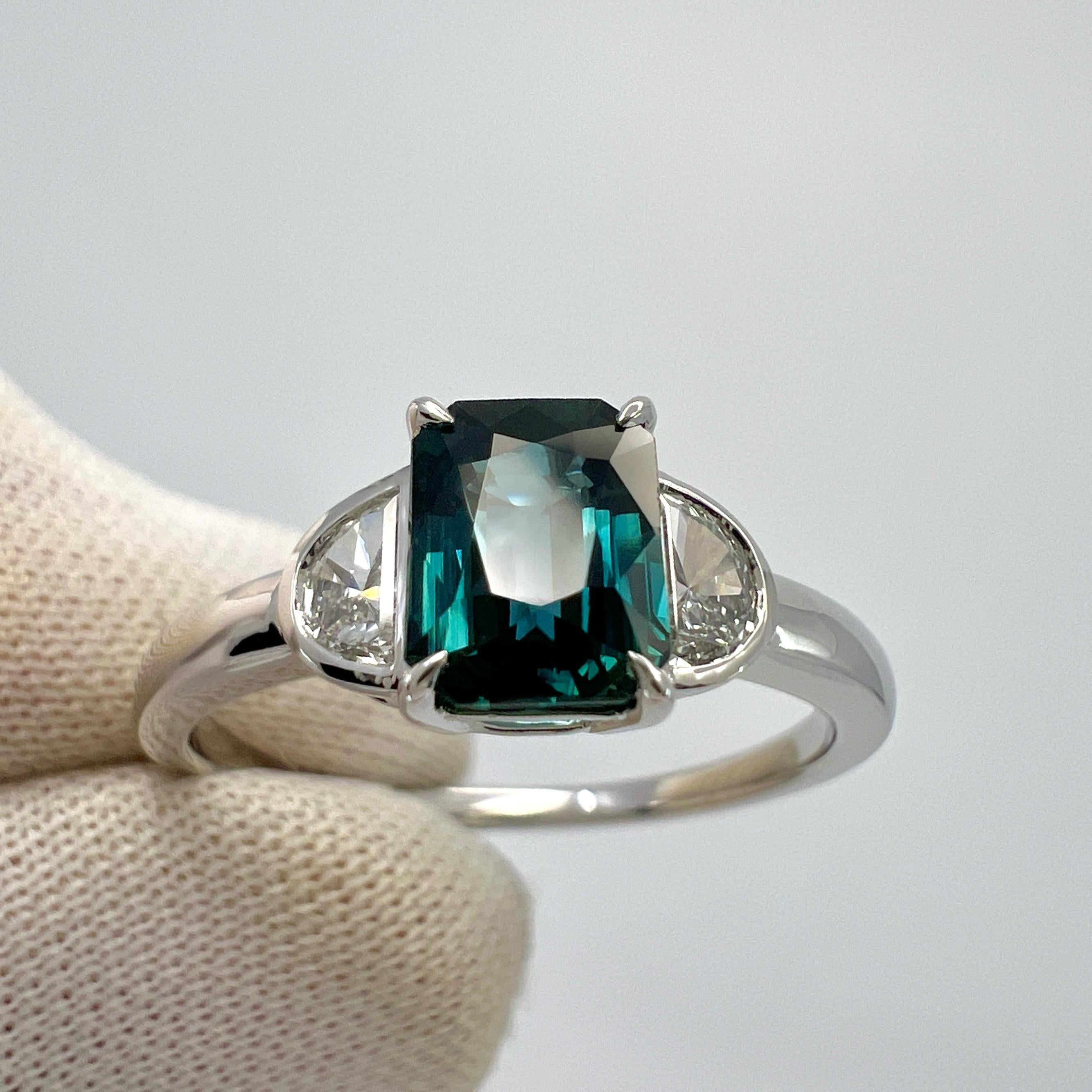 1,40 Karat tiefblauer Saphir im Achteckschliff & Diamantring aus 18 Karat Weißgold mit drei Steinen im Zustand „Neu“ in Birmingham, GB