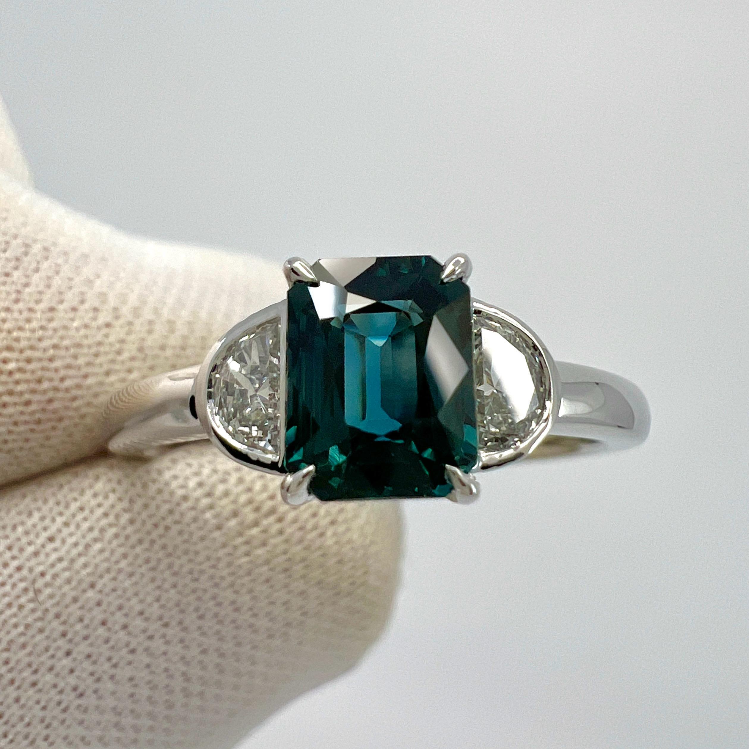 1,40 Karat tiefblauer Saphir im Achteckschliff & Diamantring aus 18 Karat Weißgold mit drei Steinen für Damen oder Herren