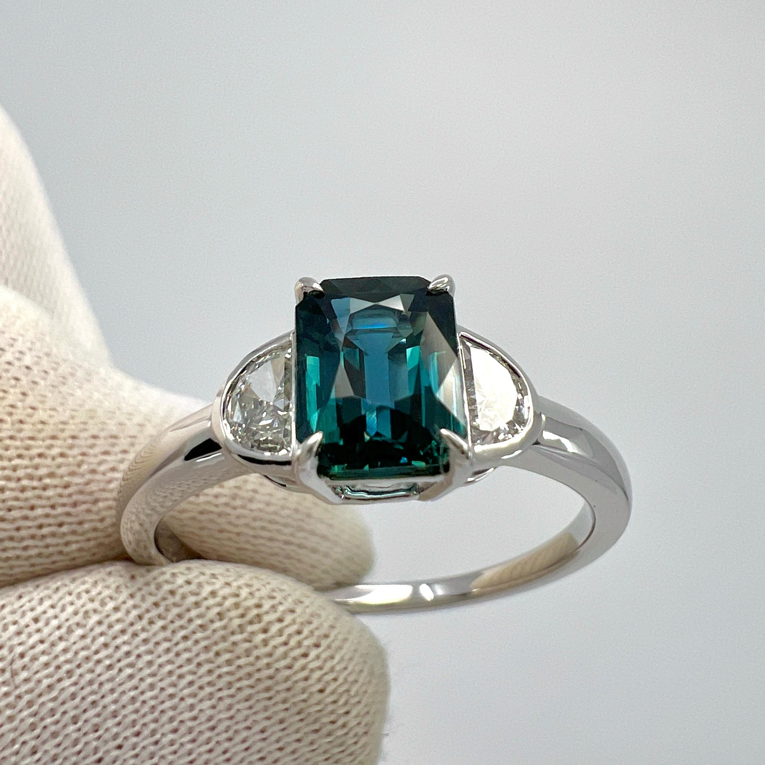 1,40 Karat tiefblauer Saphir im Achteckschliff & Diamantring aus 18 Karat Weißgold mit drei Steinen 1