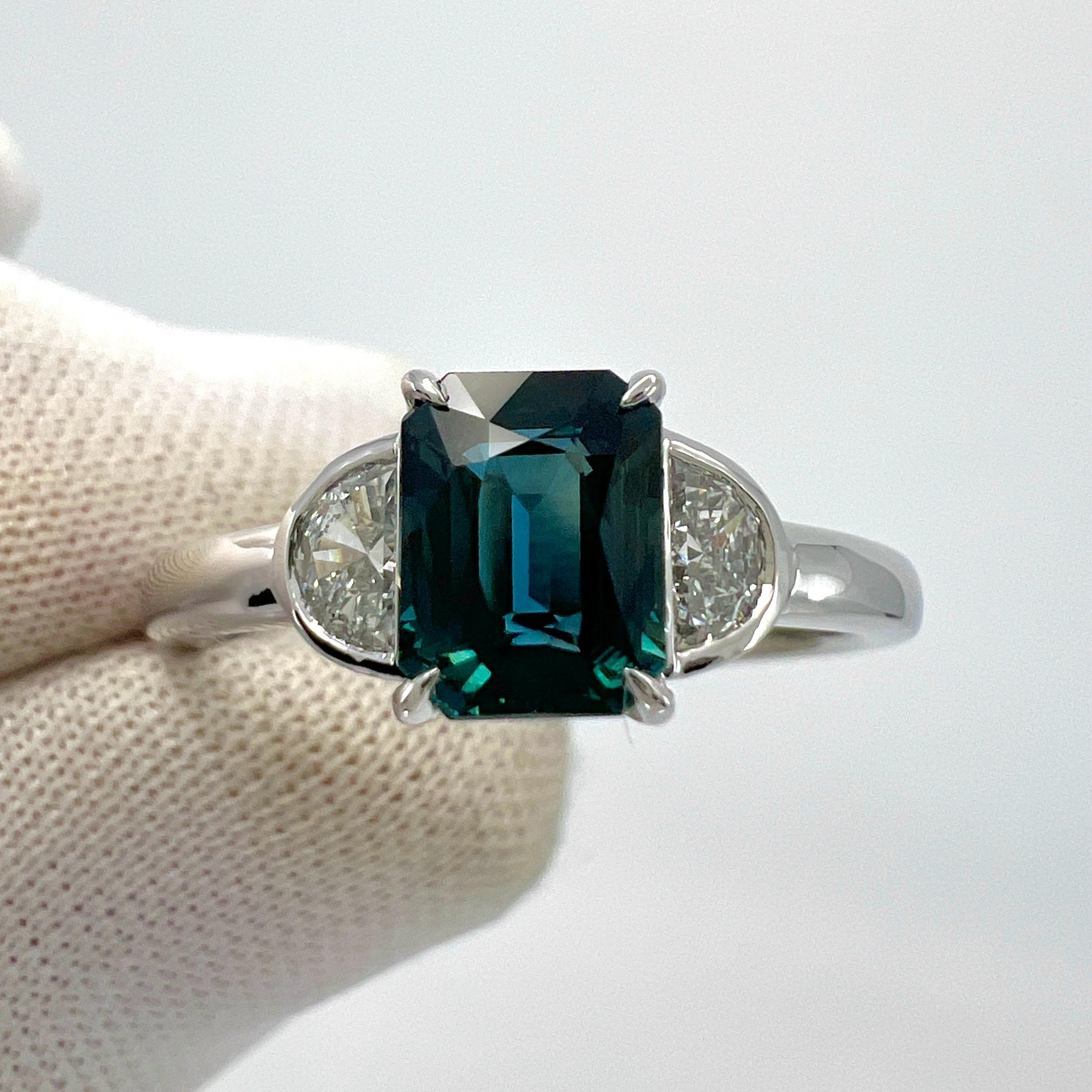1,40 Karat tiefblauer Saphir im Achteckschliff & Diamantring aus 18 Karat Weißgold mit drei Steinen 2