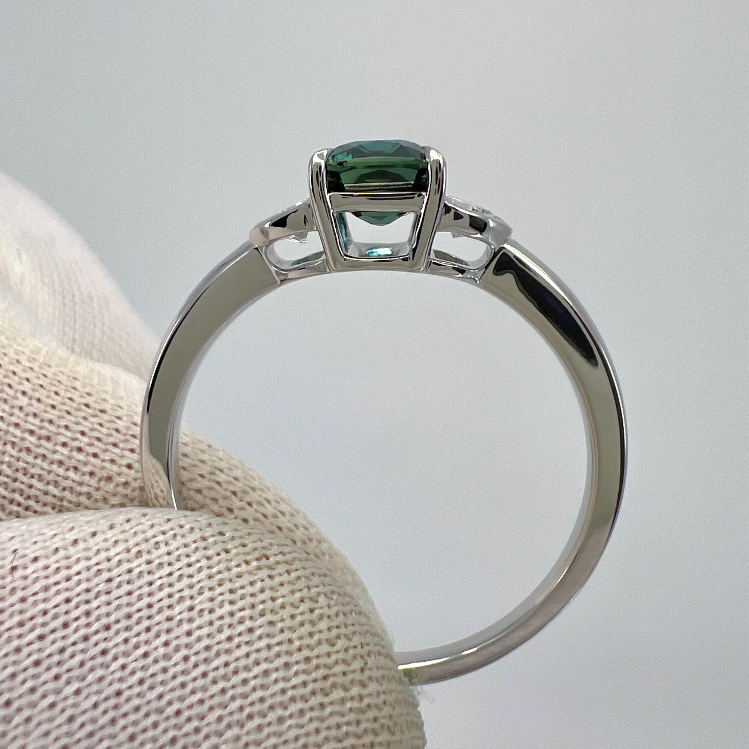 1,40 Karat tiefblauer Saphir im Achteckschliff & Diamantring aus 18 Karat Weißgold mit drei Steinen 4