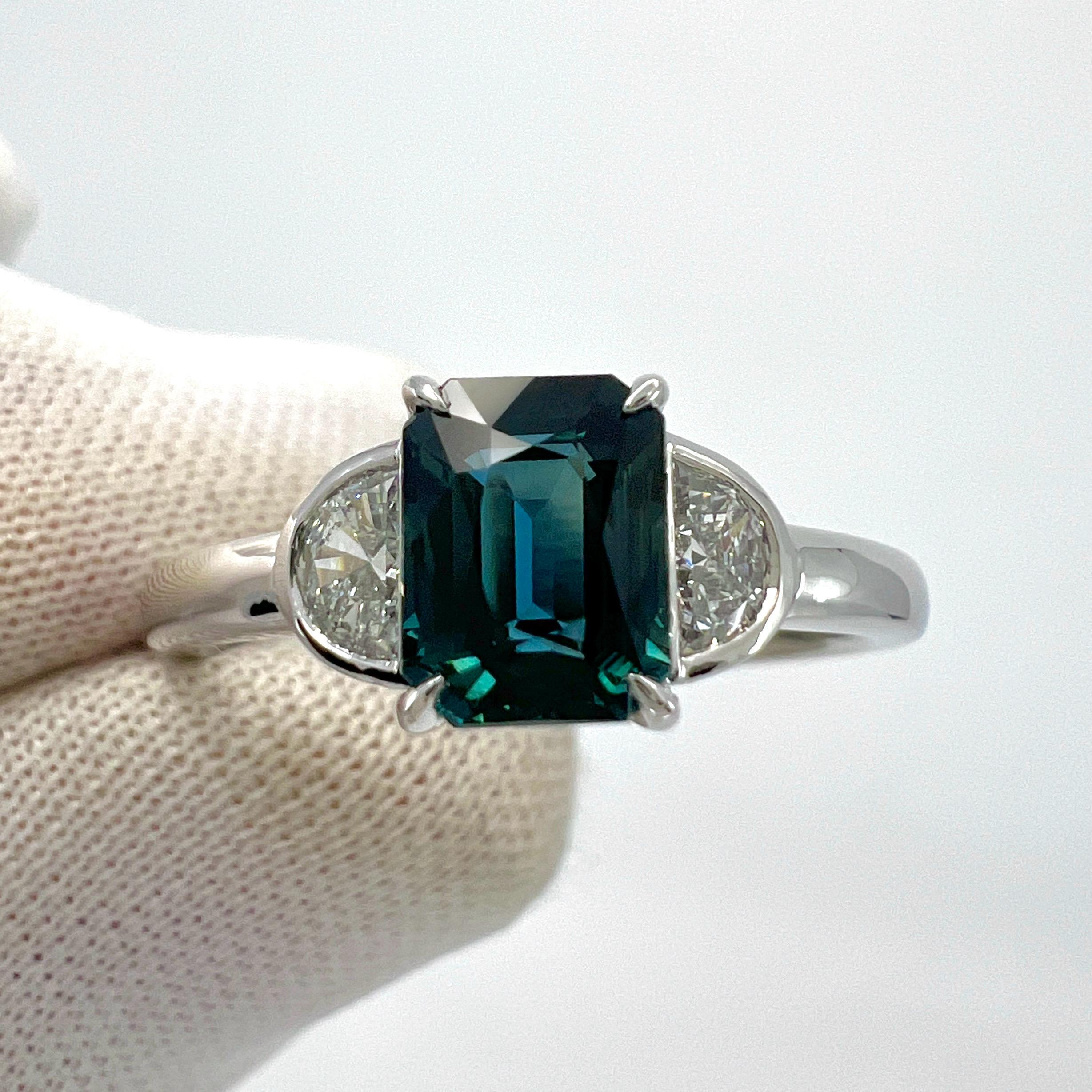 1,40 Karat tiefblauer Saphir im Achteckschliff & Diamantring aus 18 Karat Weißgold mit drei Steinen 5