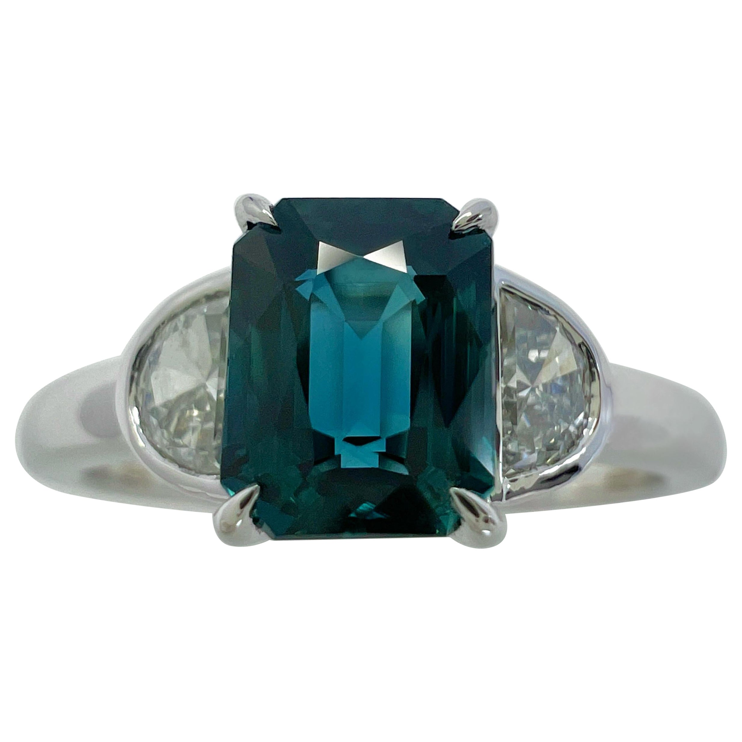 1,40 Karat tiefblauer Saphir im Achteckschliff & Diamantring aus 18 Karat Weißgold mit drei Steinen