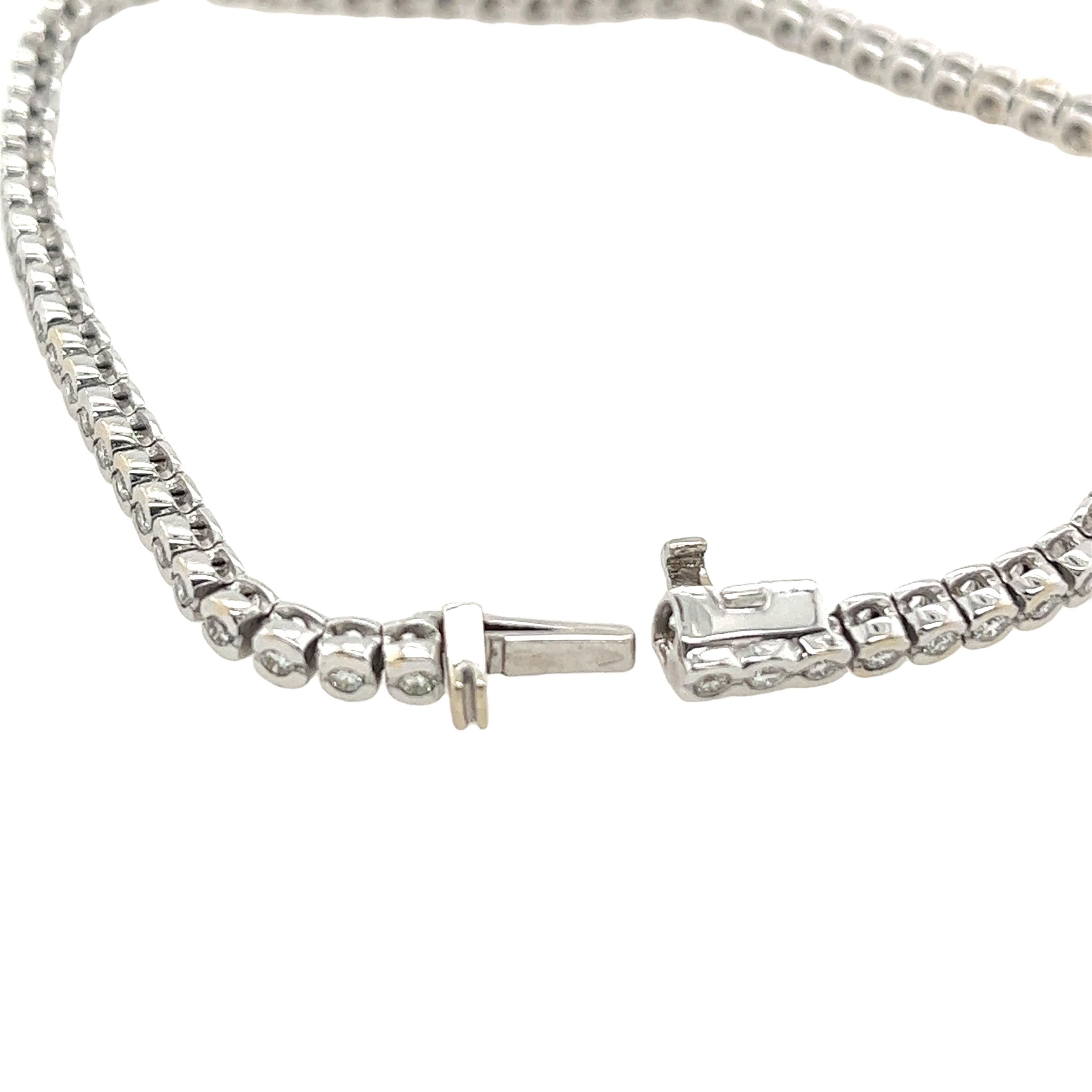 Lassen Sie sich von der zeitlosen Eleganz dieses exquisiten Diamant-Tennisarmbands aus luxuriösem 18-karätigem Weißgold begeistern. Mit insgesamt 1,40 Karat funkelnden runden Diamanten ist dieses Armband eine perfekte Mischung aus Raffinesse und
