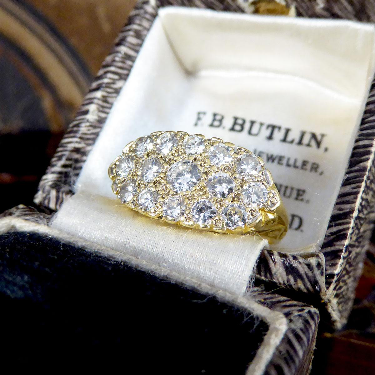 1,40 Karat Diamant Dreireihiger Cluster-Ring mit detaillierter Galerie aus 18 Karat Gelbgold 4