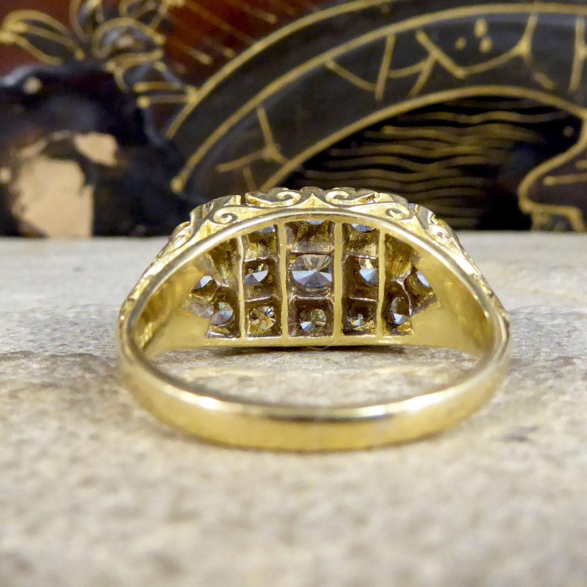 1,40 Karat Diamant Dreireihiger Cluster-Ring mit detaillierter Galerie aus 18 Karat Gelbgold (Alteuropäischer Schliff)