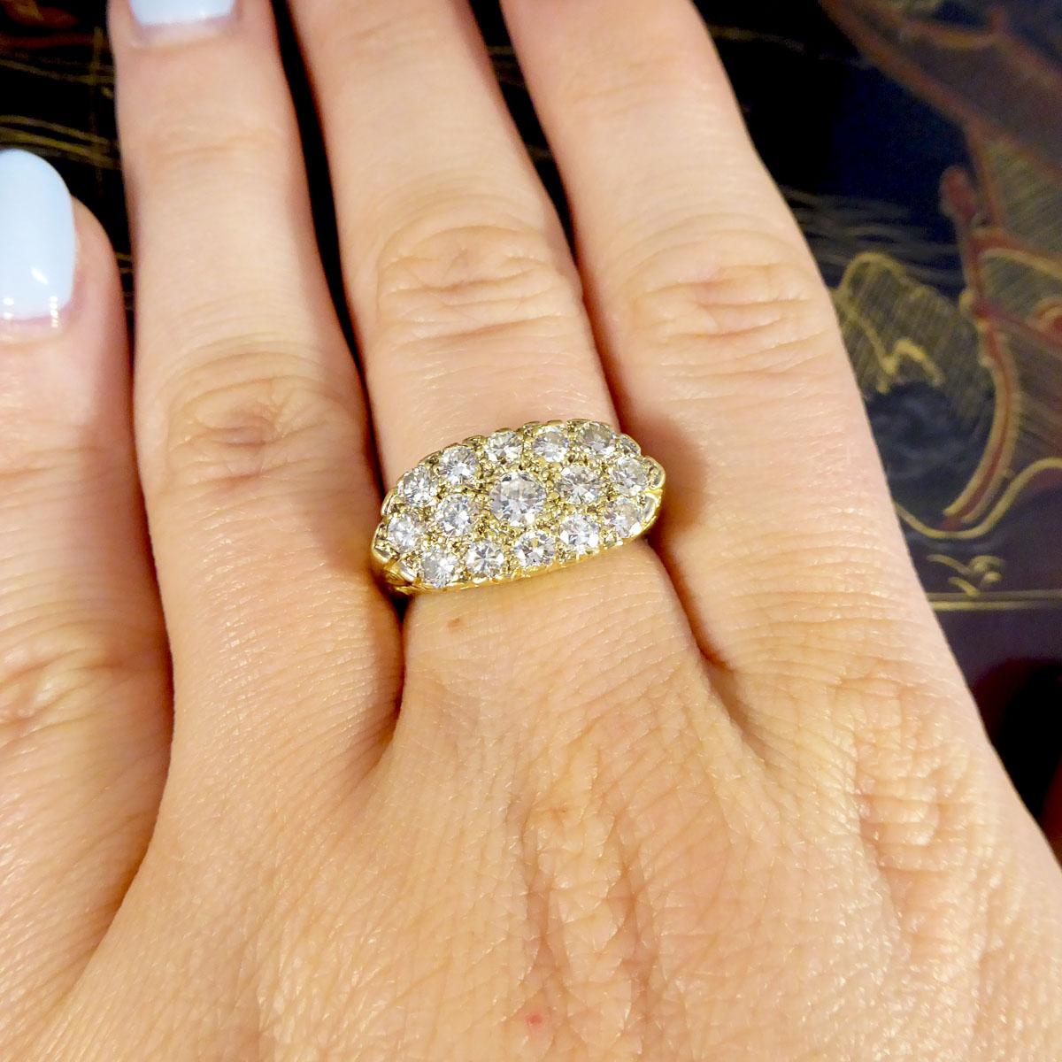 1,40 Karat Diamant Dreireihiger Cluster-Ring mit detaillierter Galerie aus 18 Karat Gelbgold 1