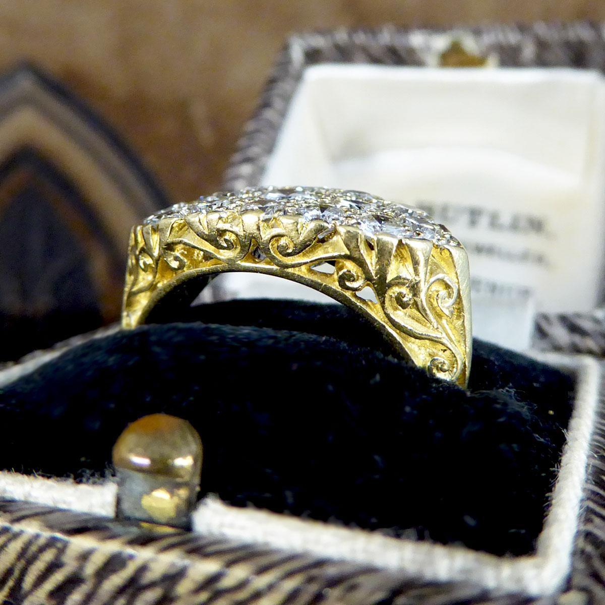 1,40 Karat Diamant Dreireihiger Cluster-Ring mit detaillierter Galerie aus 18 Karat Gelbgold 2