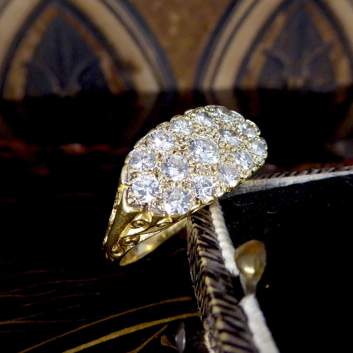 1,40 Karat Diamant Dreireihiger Cluster-Ring mit detaillierter Galerie aus 18 Karat Gelbgold 3