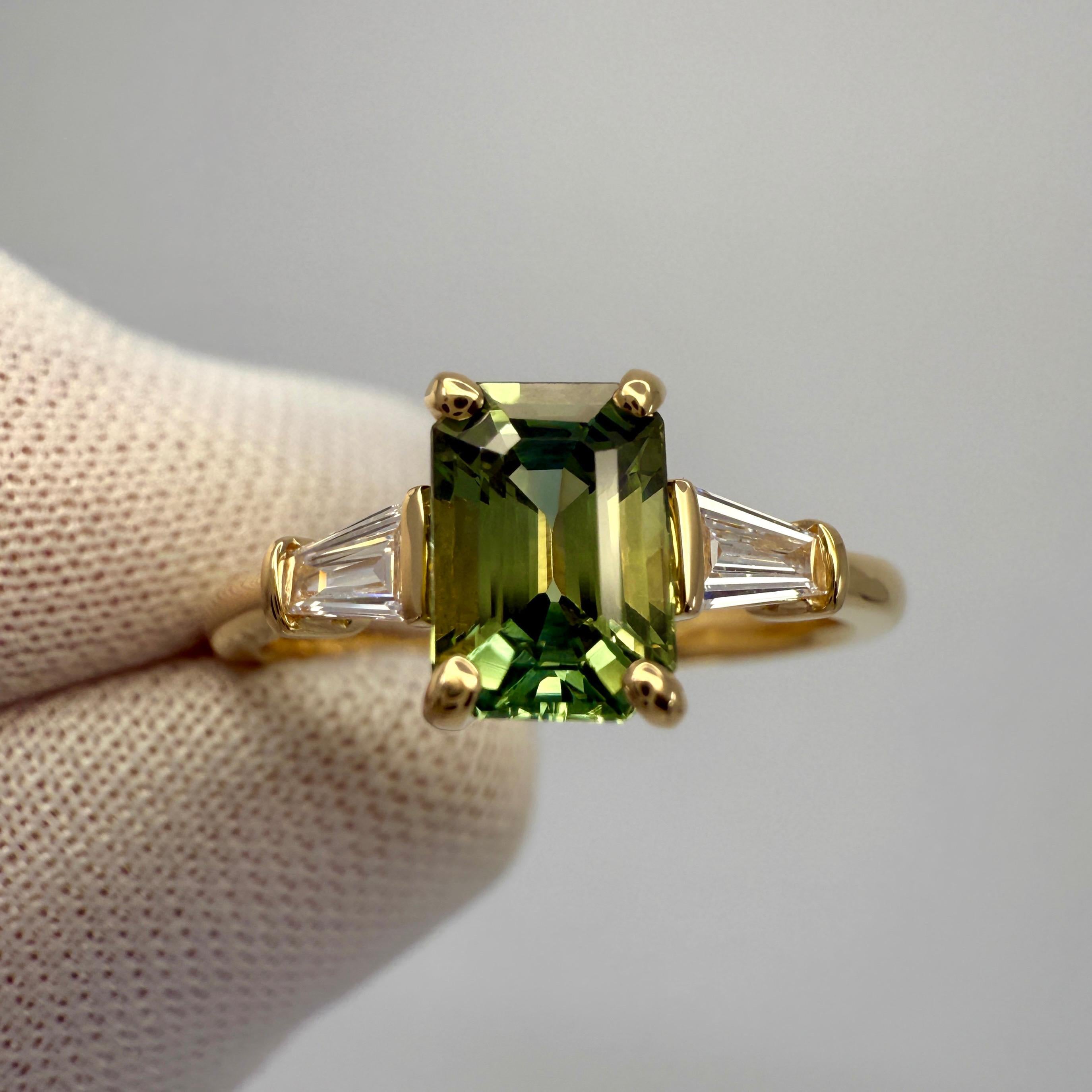 Bague à trois pierres en or jaune 18k, saphir vert et diamant, taille émeraude. 1.40ct Total.

Saphir naturel de 1,08 carat d'une belle couleur vert vif.
Ce saphir présente également une excellente taille octogonale de type émeraude et une
