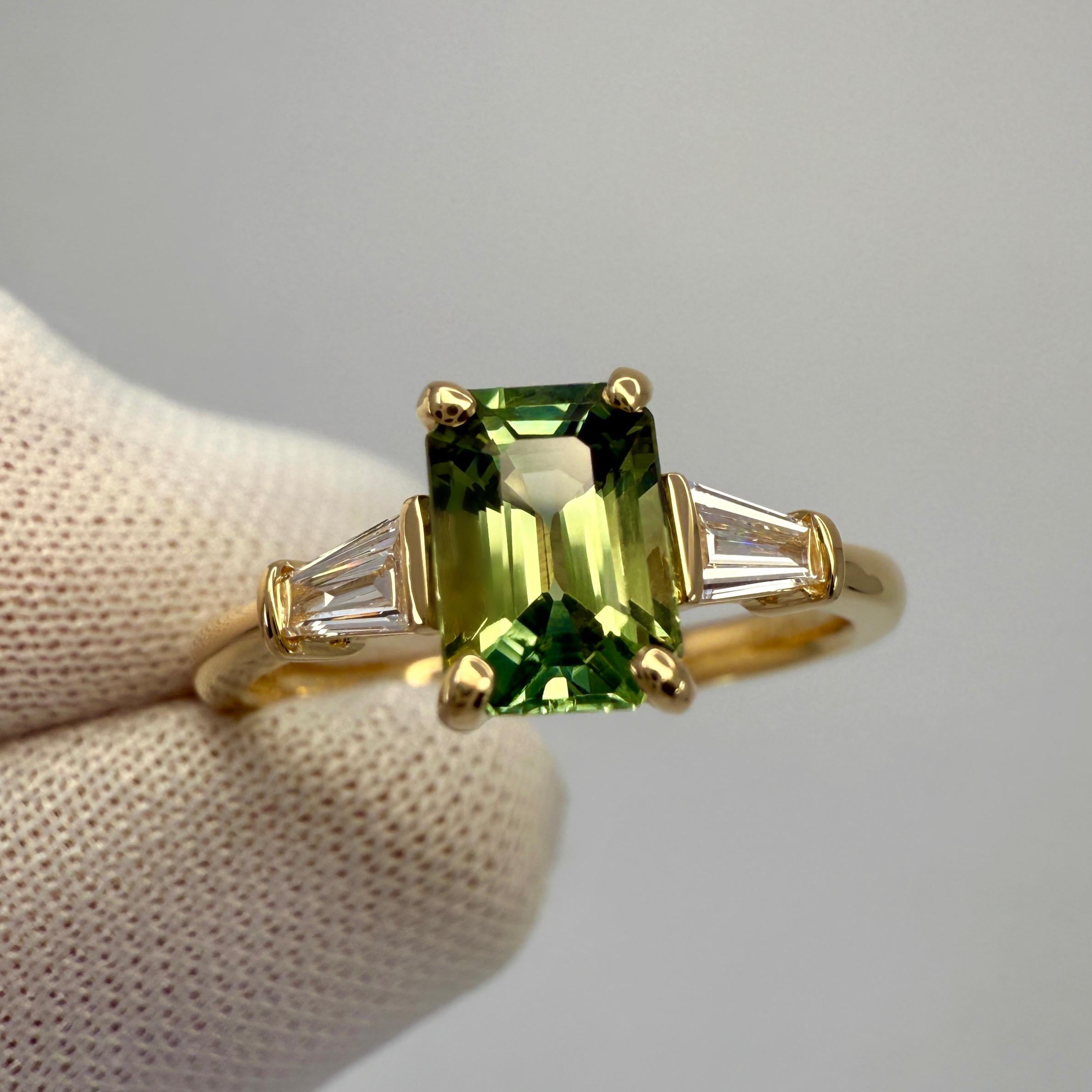 Taille émeraude Bague à trois pierres en or jaune 18 carats, saphir vert et diamant taille émeraude 1,40 carat en vente