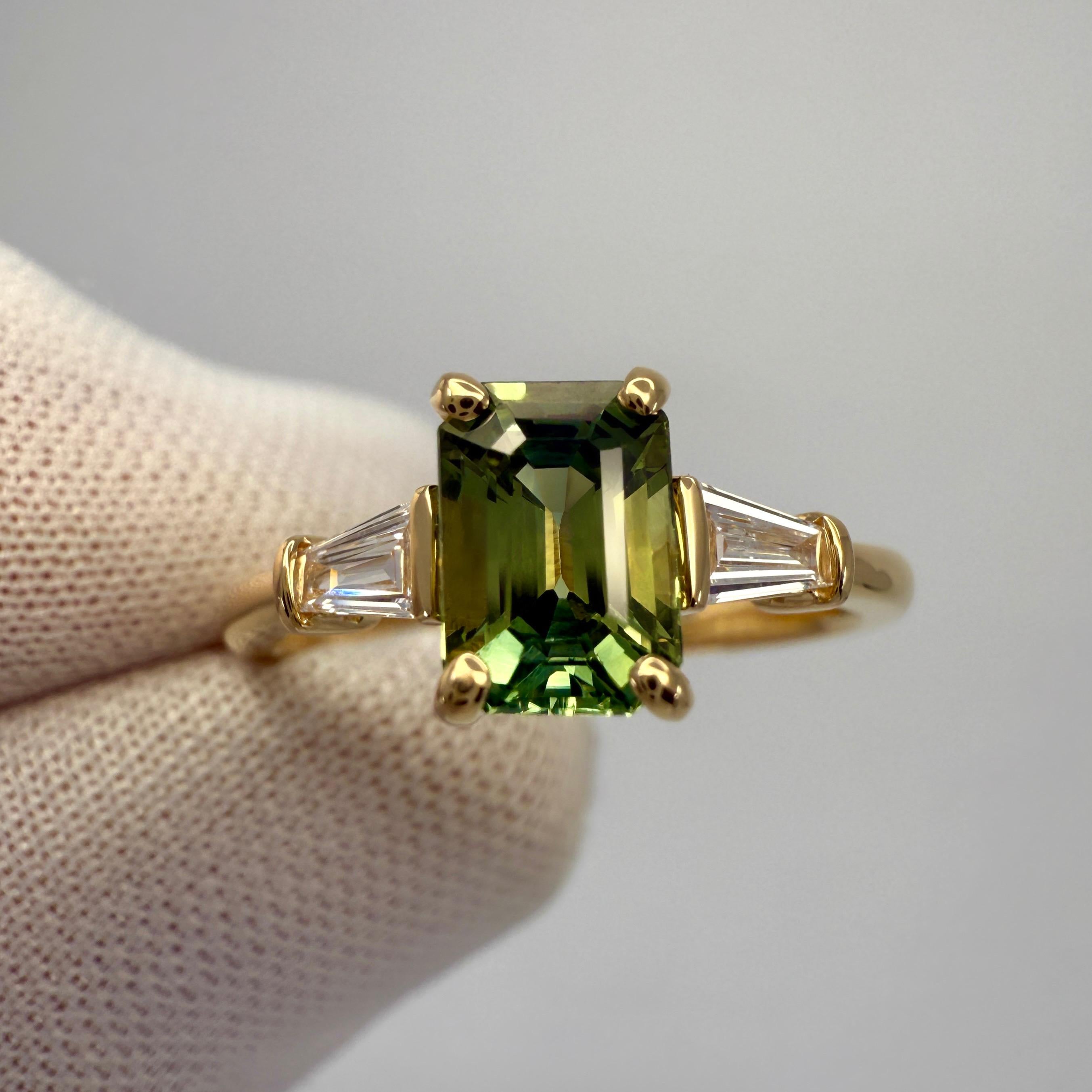 Bague à trois pierres en or jaune 18 carats, saphir vert et diamant taille émeraude 1,40 carat Unisexe en vente