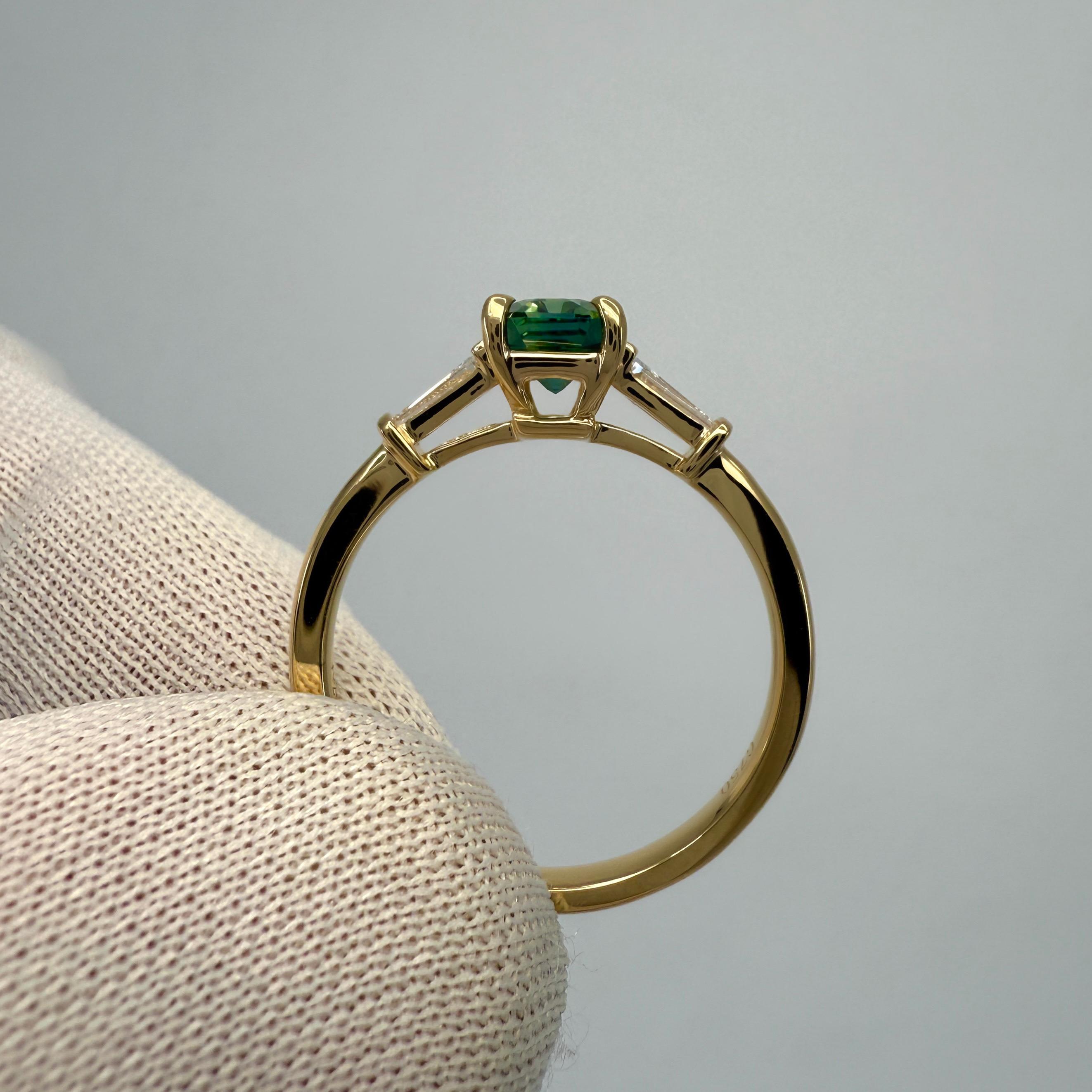 Bague à trois pierres en or jaune 18 carats, saphir vert et diamant taille émeraude 1,40 carat en vente 1