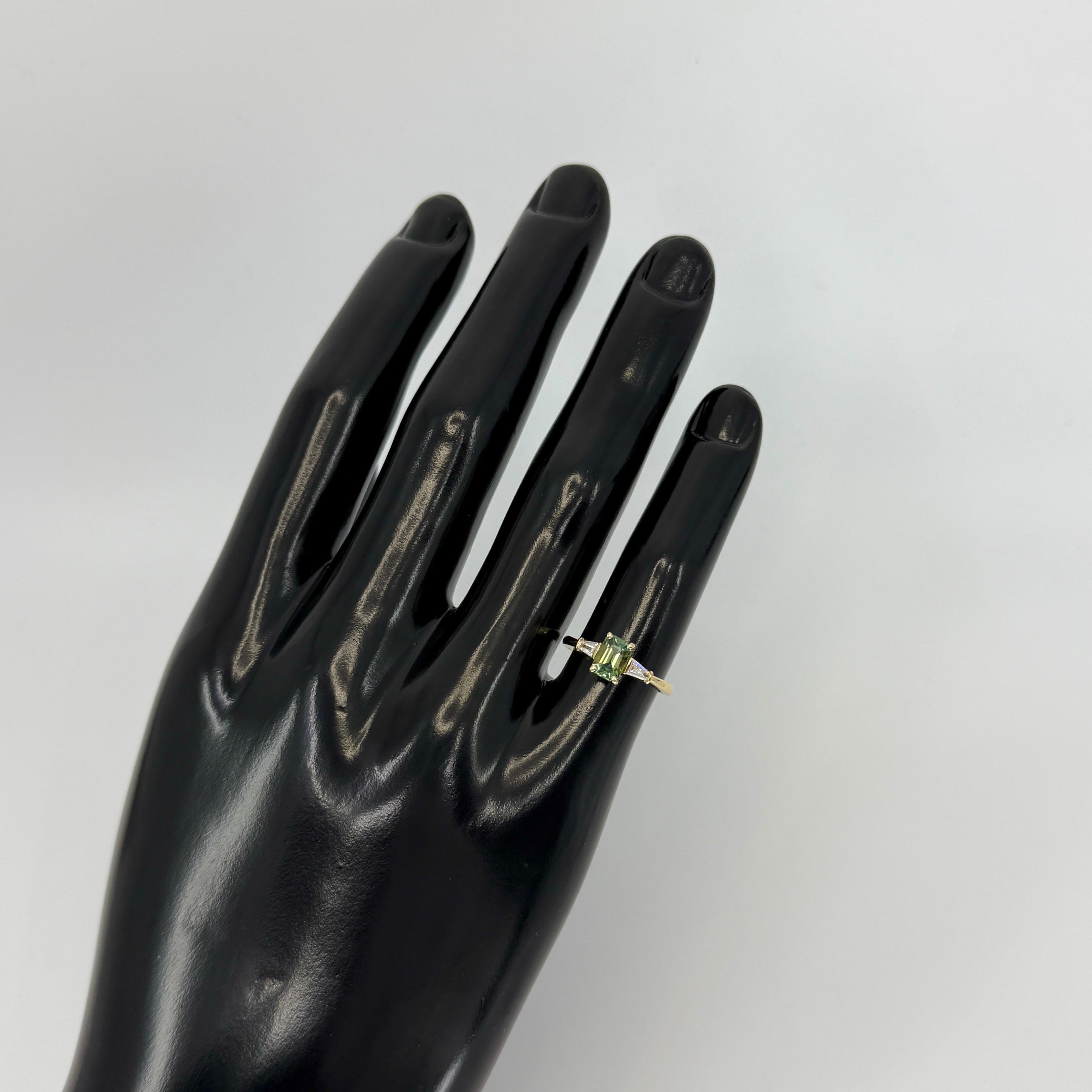 Bague à trois pierres en or jaune 18 carats, saphir vert et diamant taille émeraude 1,40 carat en vente 2