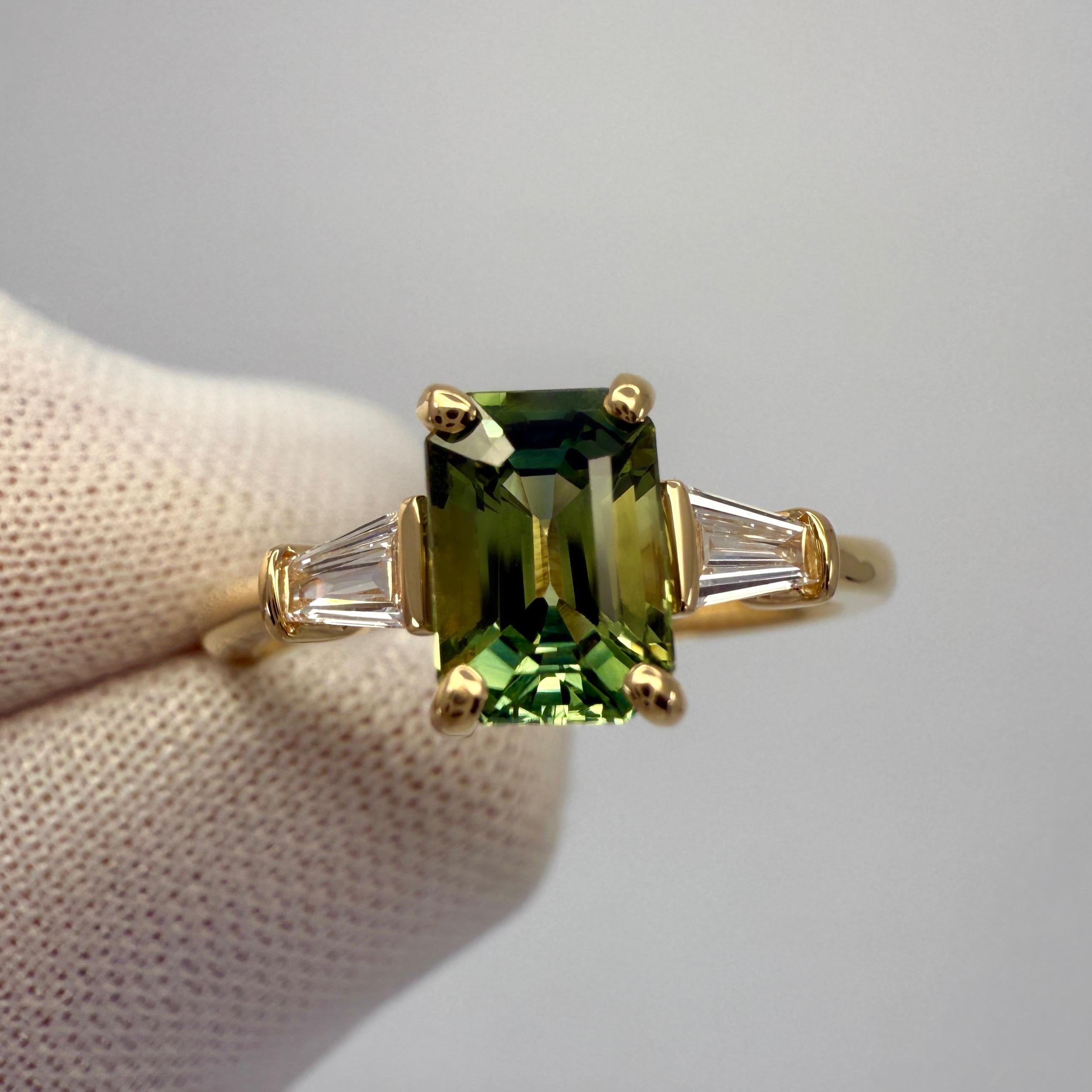 Bague à trois pierres en or jaune 18 carats, saphir vert et diamant taille émeraude 1,40 carat en vente 3
