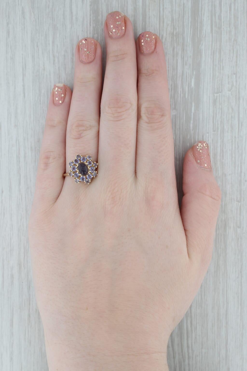 Anello in oro giallo 14K con cluster floreale di iolite da 1,40 carati, misura 10,25 in vendita 1