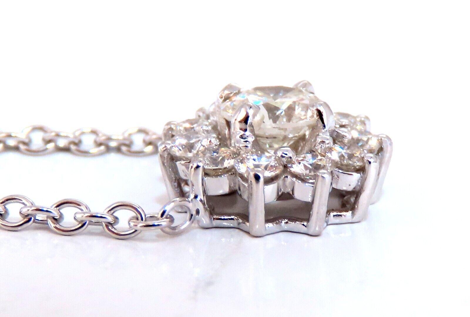 Taille ronde Collier en or 14 carats avec grappe de diamants naturels de 1,40 carat et halo de diamants en vente