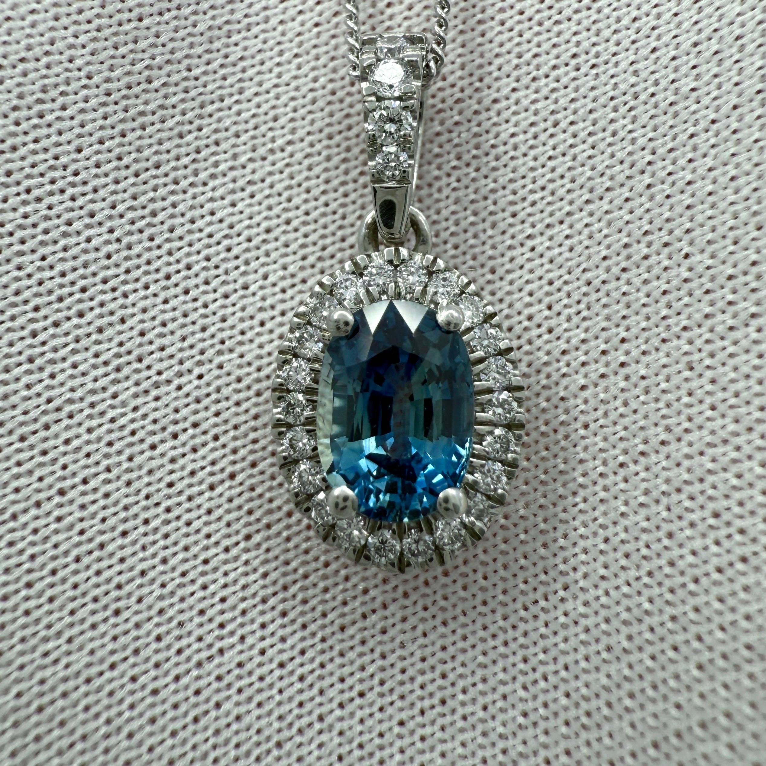 Natürlicher lebhafter hellblauer Saphir & Diamant 950 Platin Halo-Anhänger Halskette. 1,40 Karat gesamt.

1,22 Karat Saphir mit feiner, lebhaft hellblauer Farbe und ausgezeichneter Klarheit. VS. Ein sehr sauberer Stein.
Außerdem hat er einen
